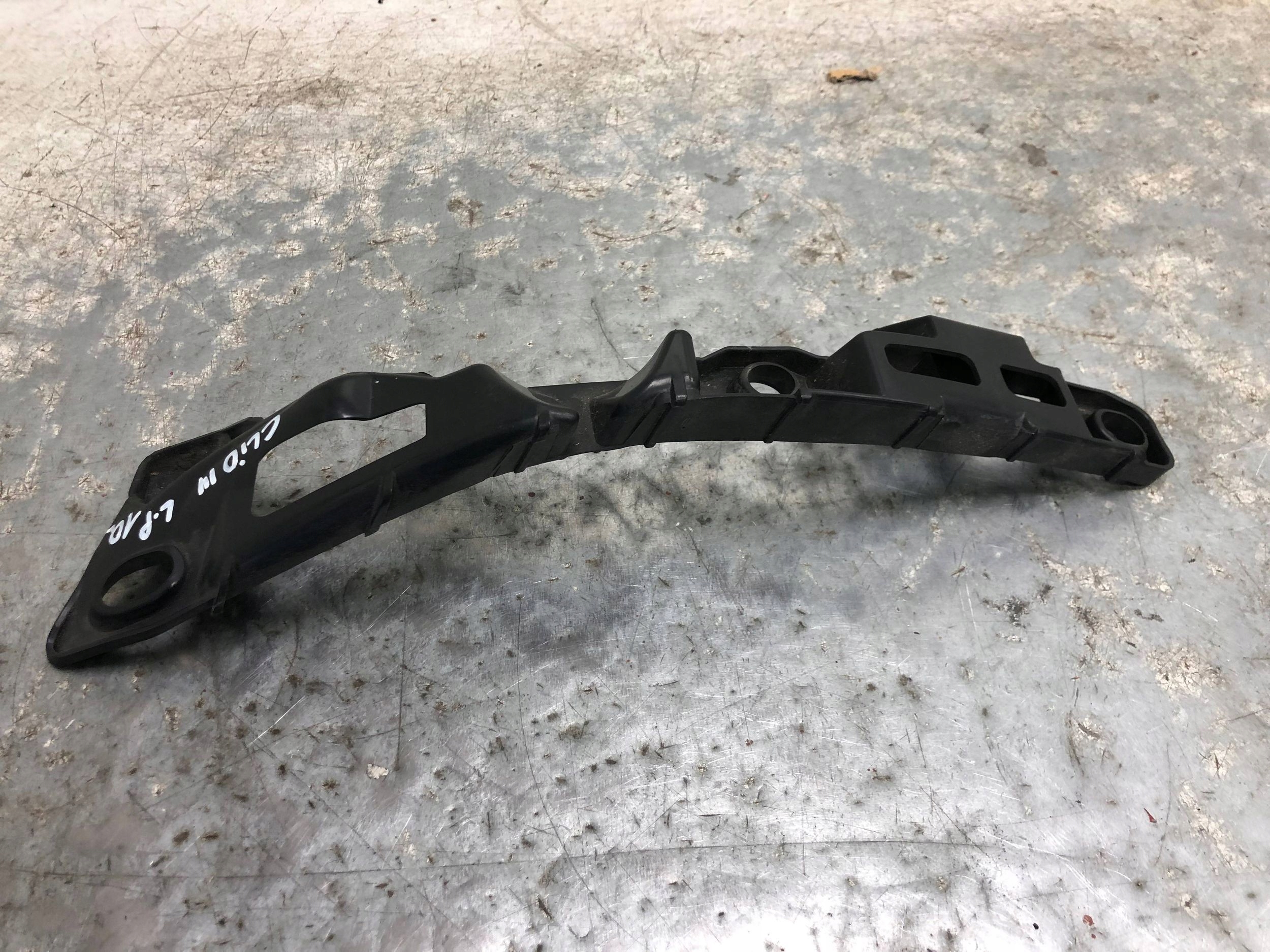 bumper bracket left front RENAULT CLIO III 8200800090