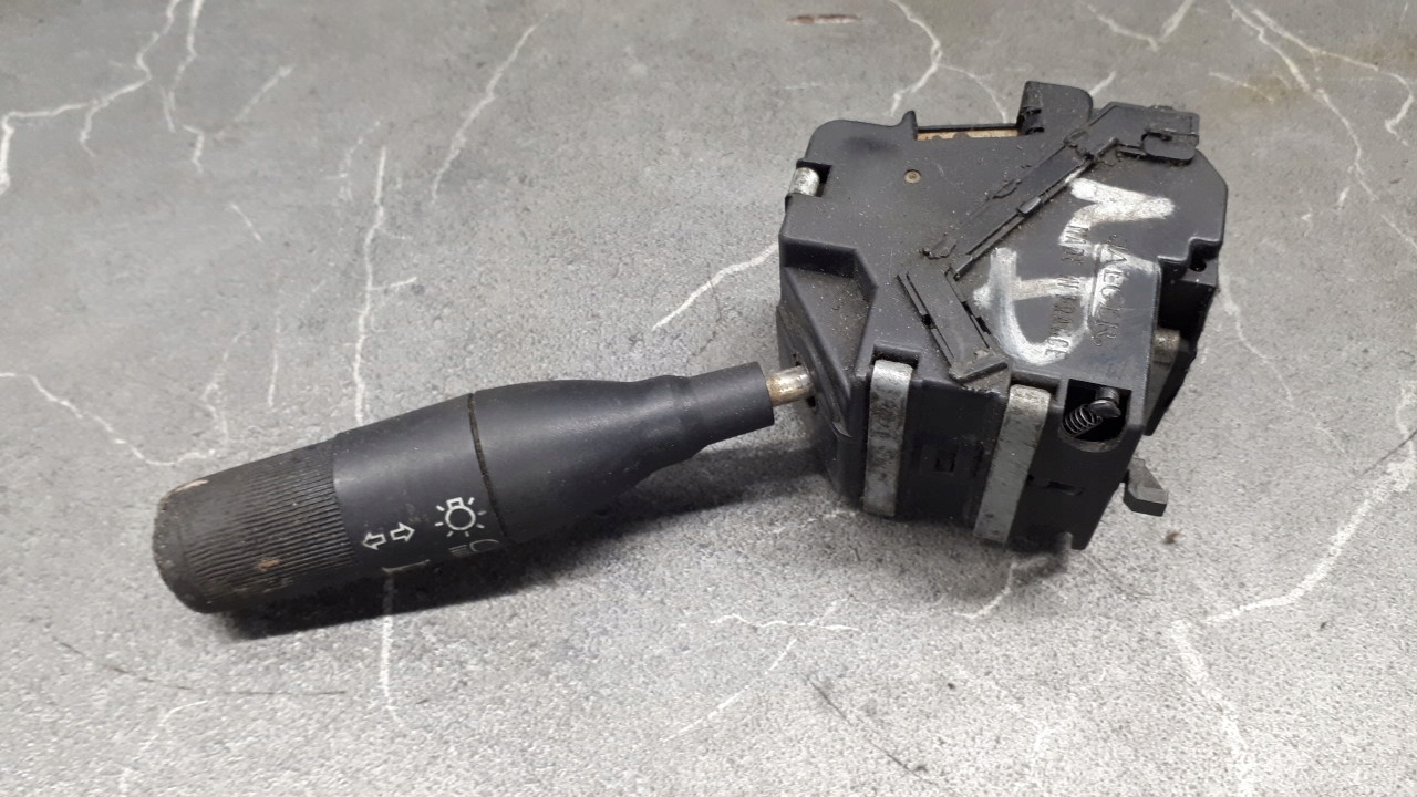 Bouton Indicateurs de direction RENAULT CLIO et 34360001 RENAULT