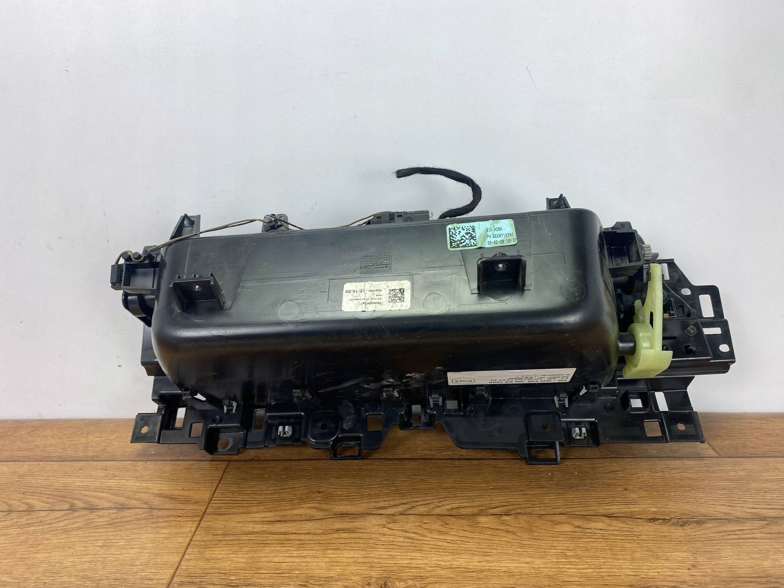 pretinac suvozača suvozača armature Dodge Ram 1500 2019+