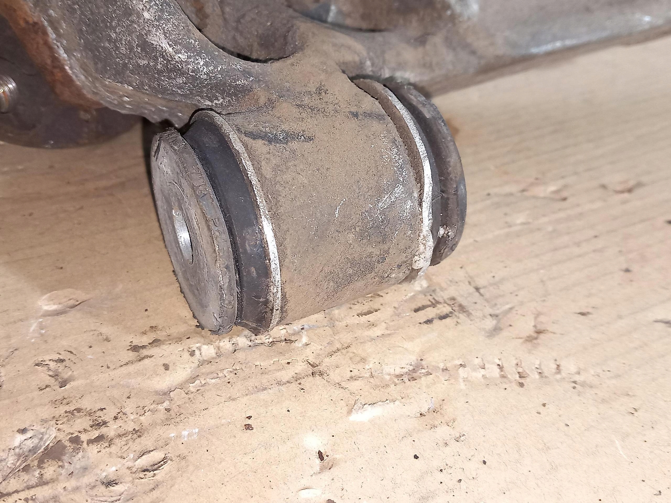 otoč čepu pravý záď AUDI A8 D3 02-10