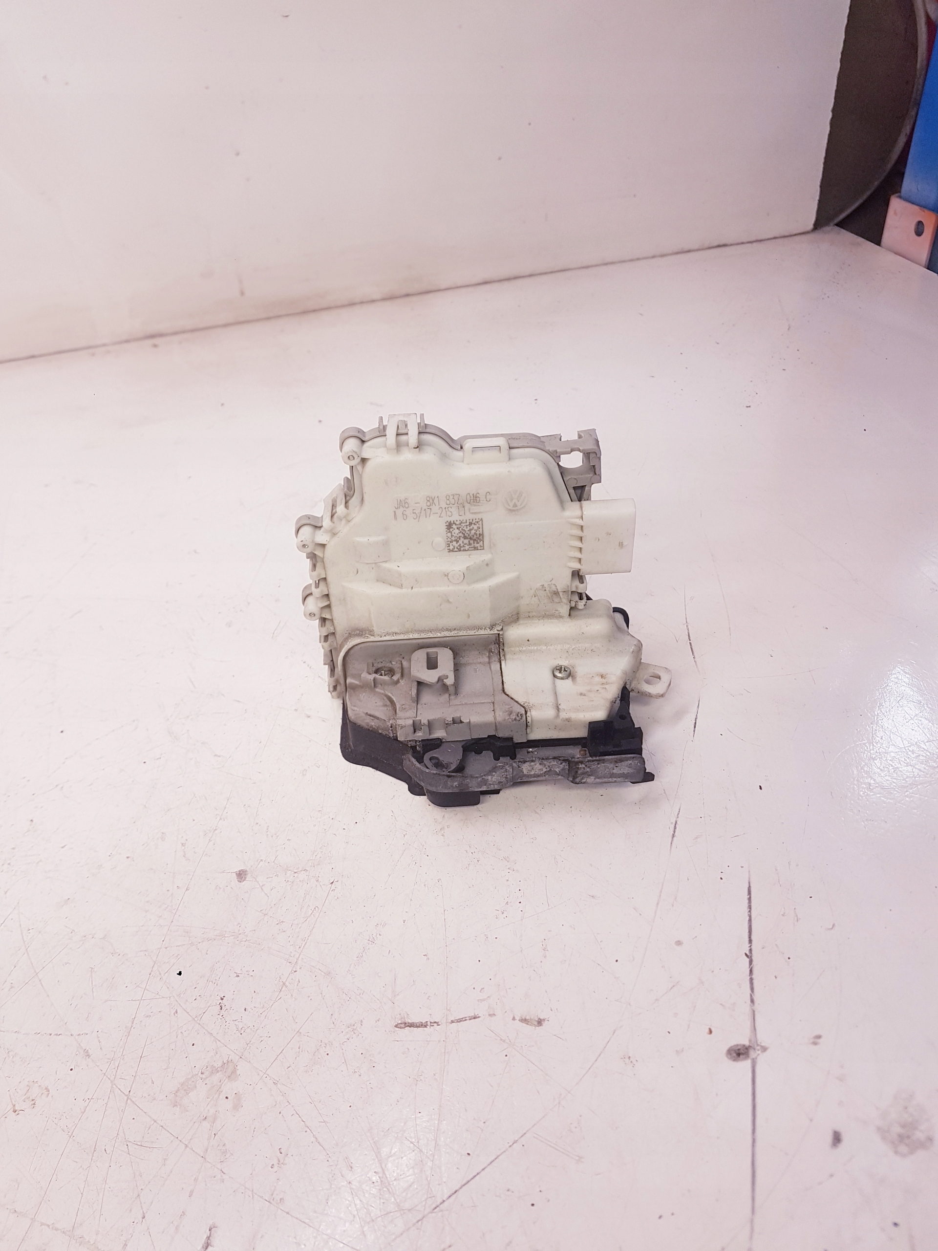 lock door right front AUDI A1 8X1837016C 5-PIN
