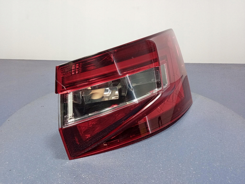 SKODA SUPERB III KOMBI 15-19 LAMPA TYŁ PRAWA ZEWNĘTRZNA 3V9945208