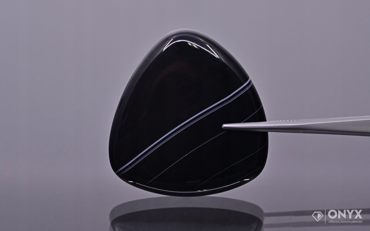 Onyx pruhovaný kabošon nepravidelný 41x39 mm