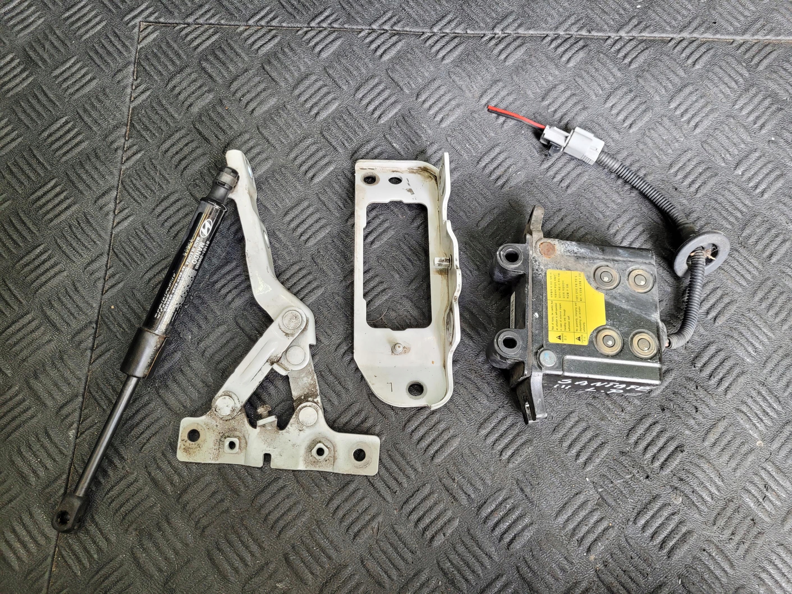 hinge NABOJ PRIOTECHNICZNY bonnets left damper HYUNDAI SANTA FE III