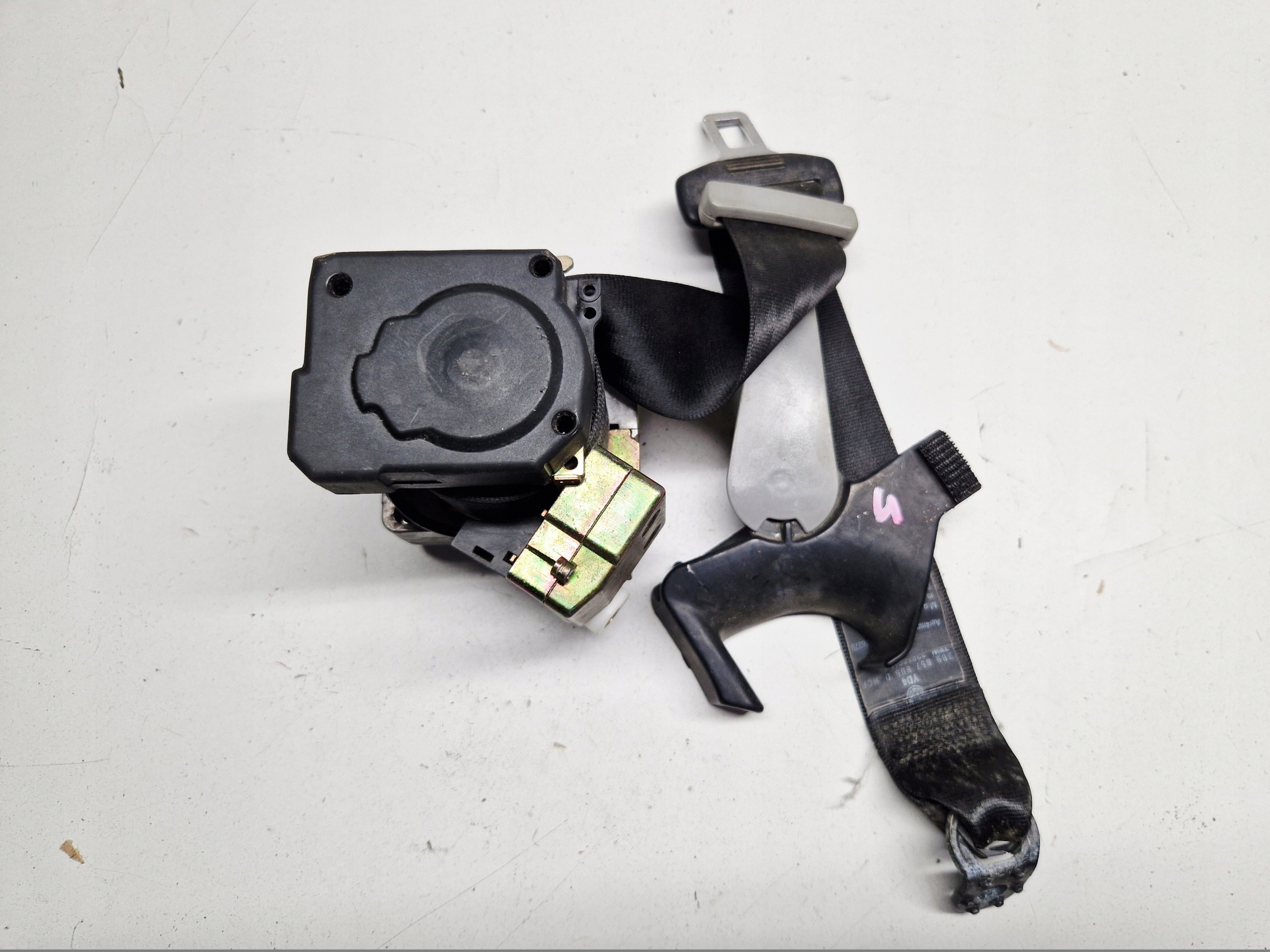 Gurten links heck VOLKSWAGEN PASSAT B5 3B9857805D