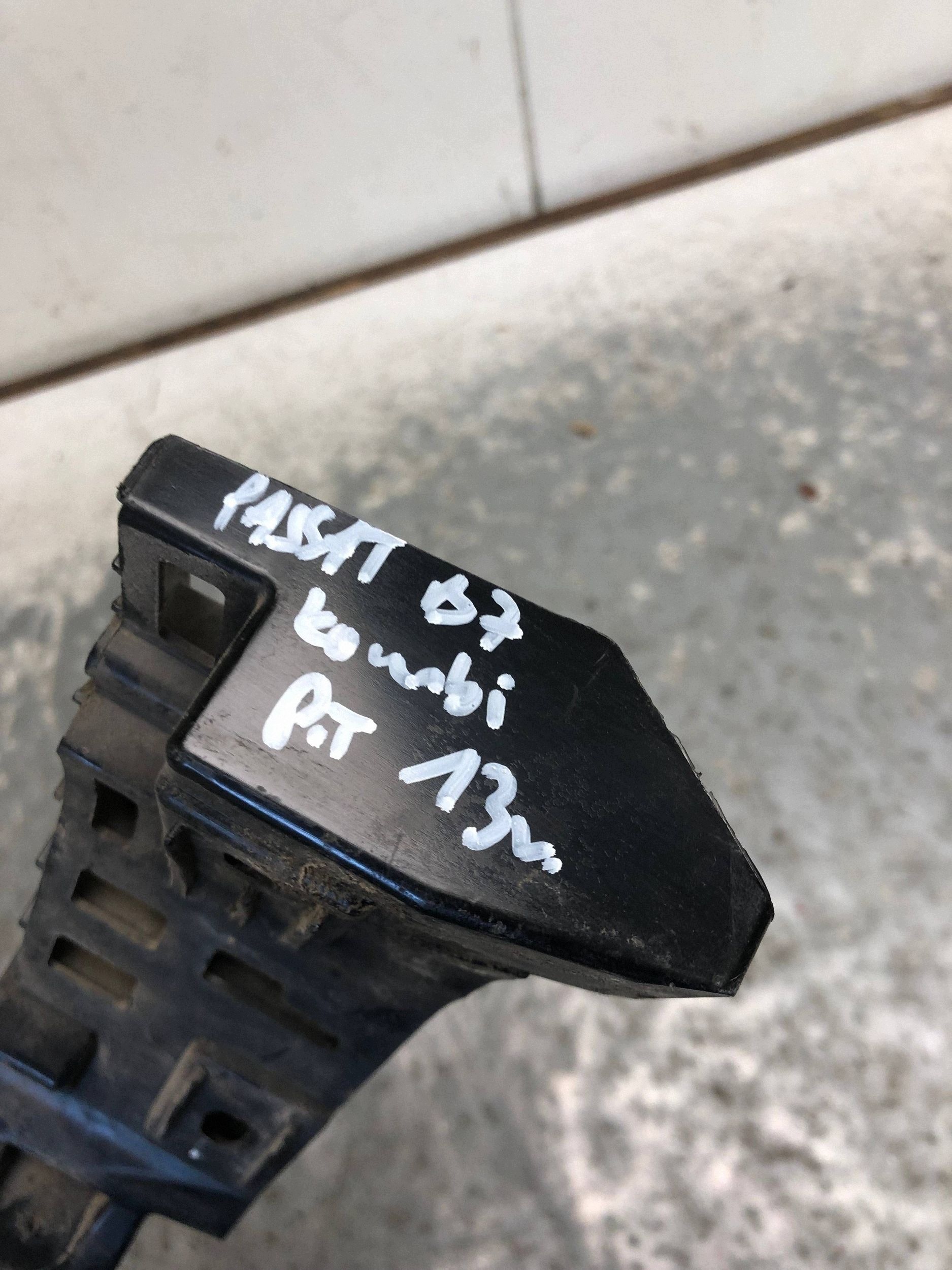 bumper bracket right rear part VW PASSAT B7 KOMBI 3AF807394