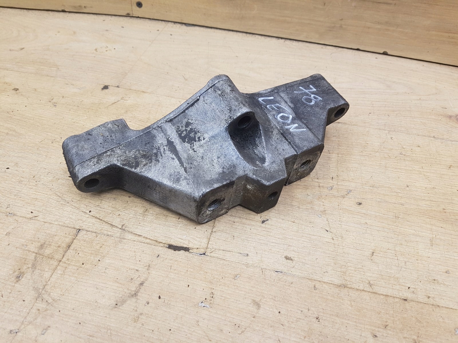 ŁAPA MOCOWANIE SKRZYNI SEAT LEON I 1.8 20V