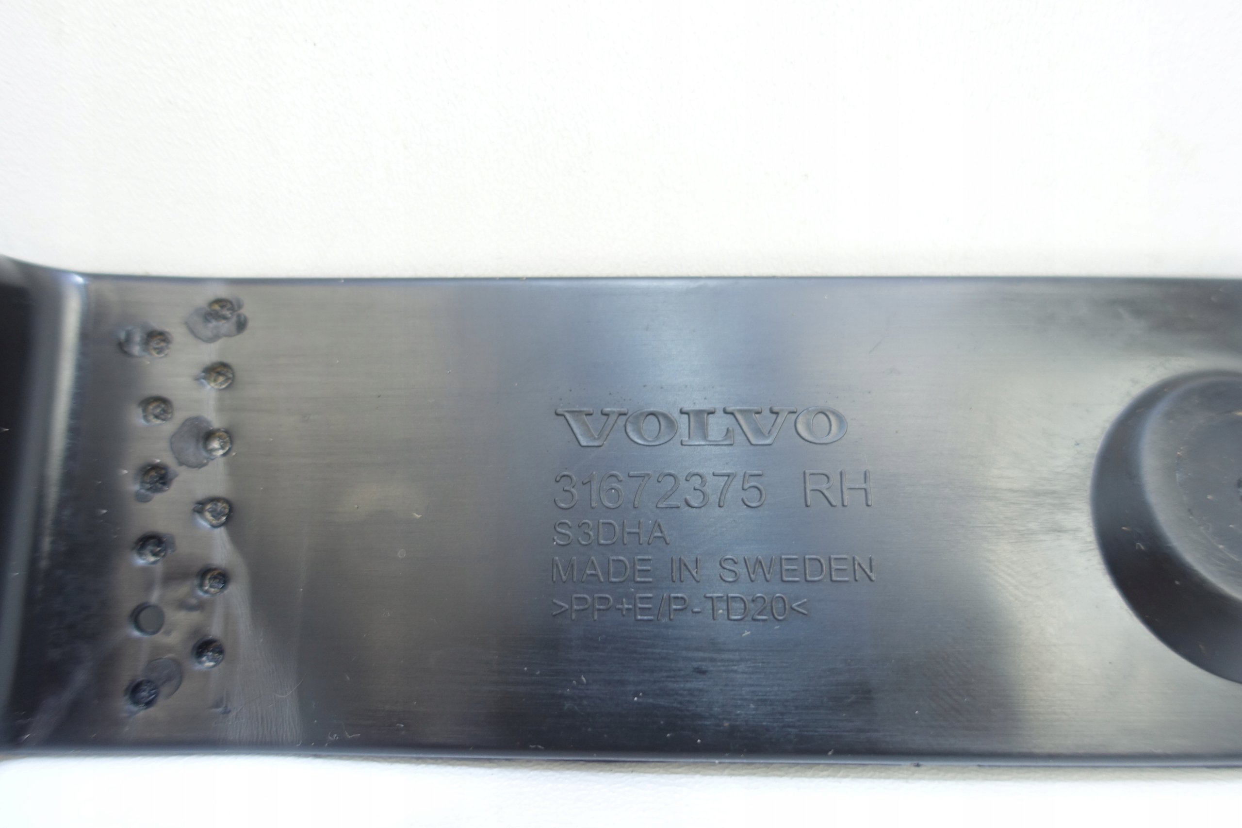 MOCOWANIE LISTWY PROGOWEJ PRAWE VOLVO XC90 II 16- Wersja Europejska