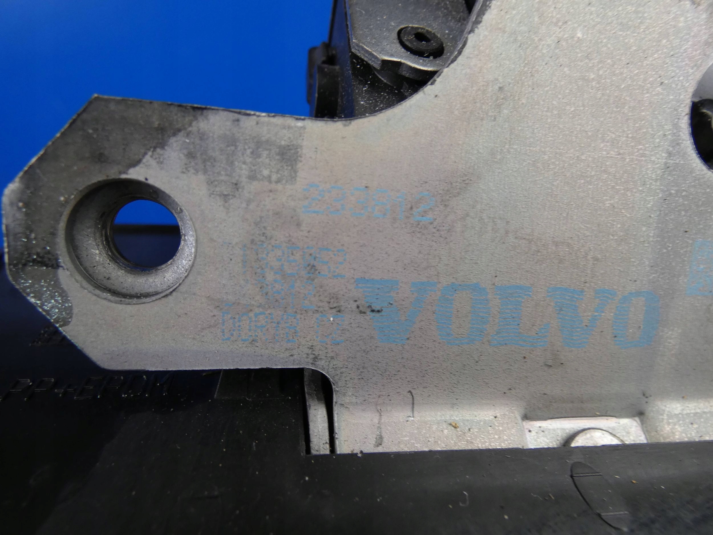 VOLVO XC60 and lock bonnet boot rear part