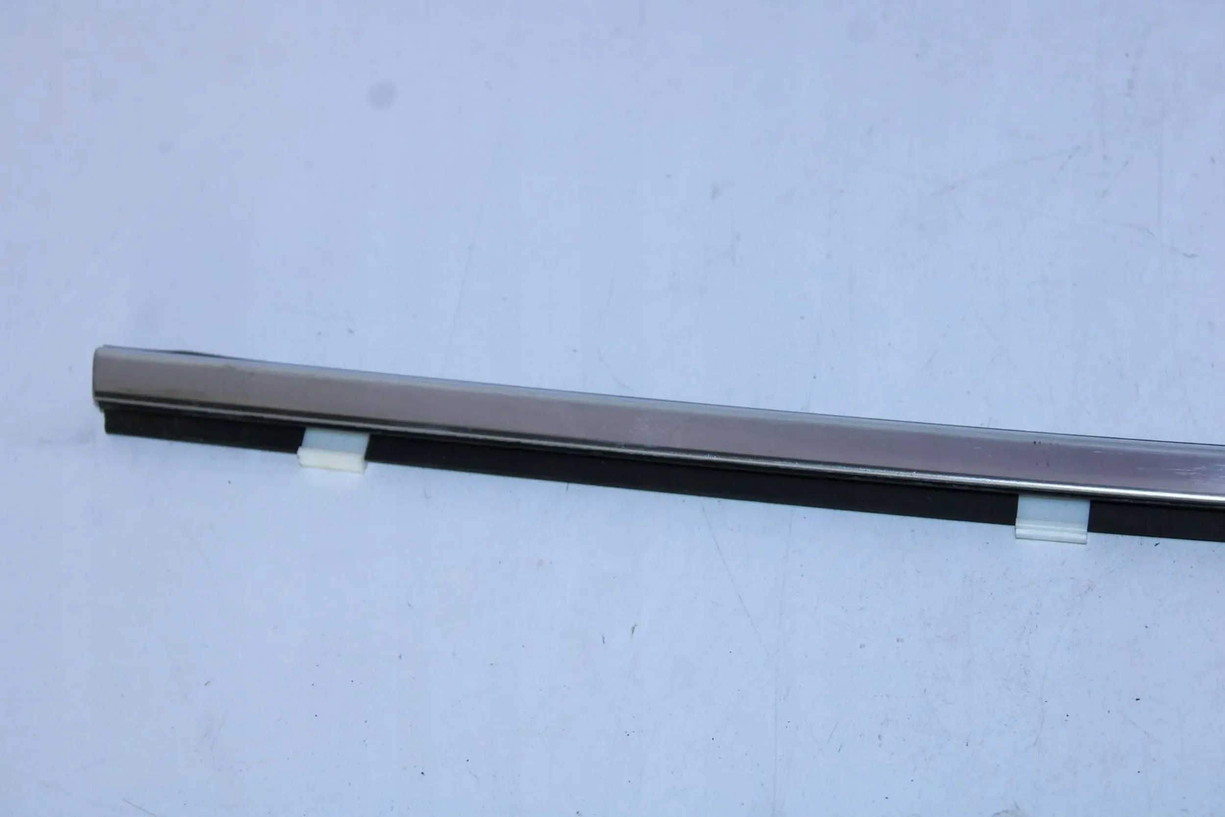 LISTWA ZGARNIAJĄCA DRZWI LEWA TYŁ TYLNA OPEL MOKKA CHROM Producent części Opel OE