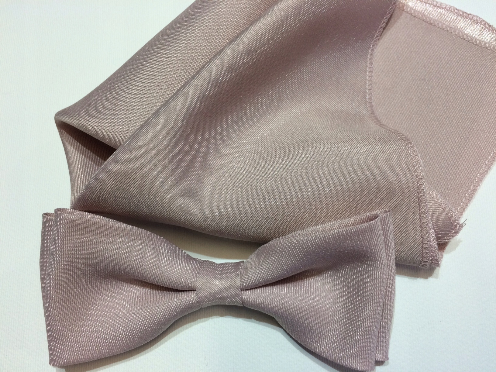 PUDROWA RÓŻOWA MUCHA MUSZKA Z POSZETKĄ-CHUSTECZKĄ Materiał dominujący satyna