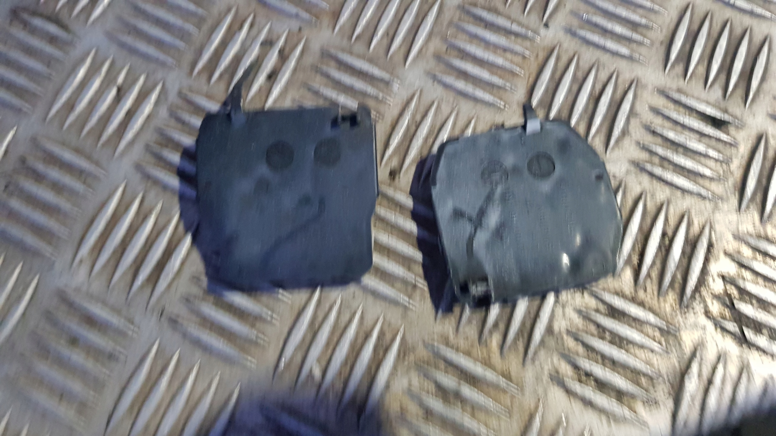 VOLVO FH4 Verschlußstopfen Grill links oder rechts Original Farbe BIALY