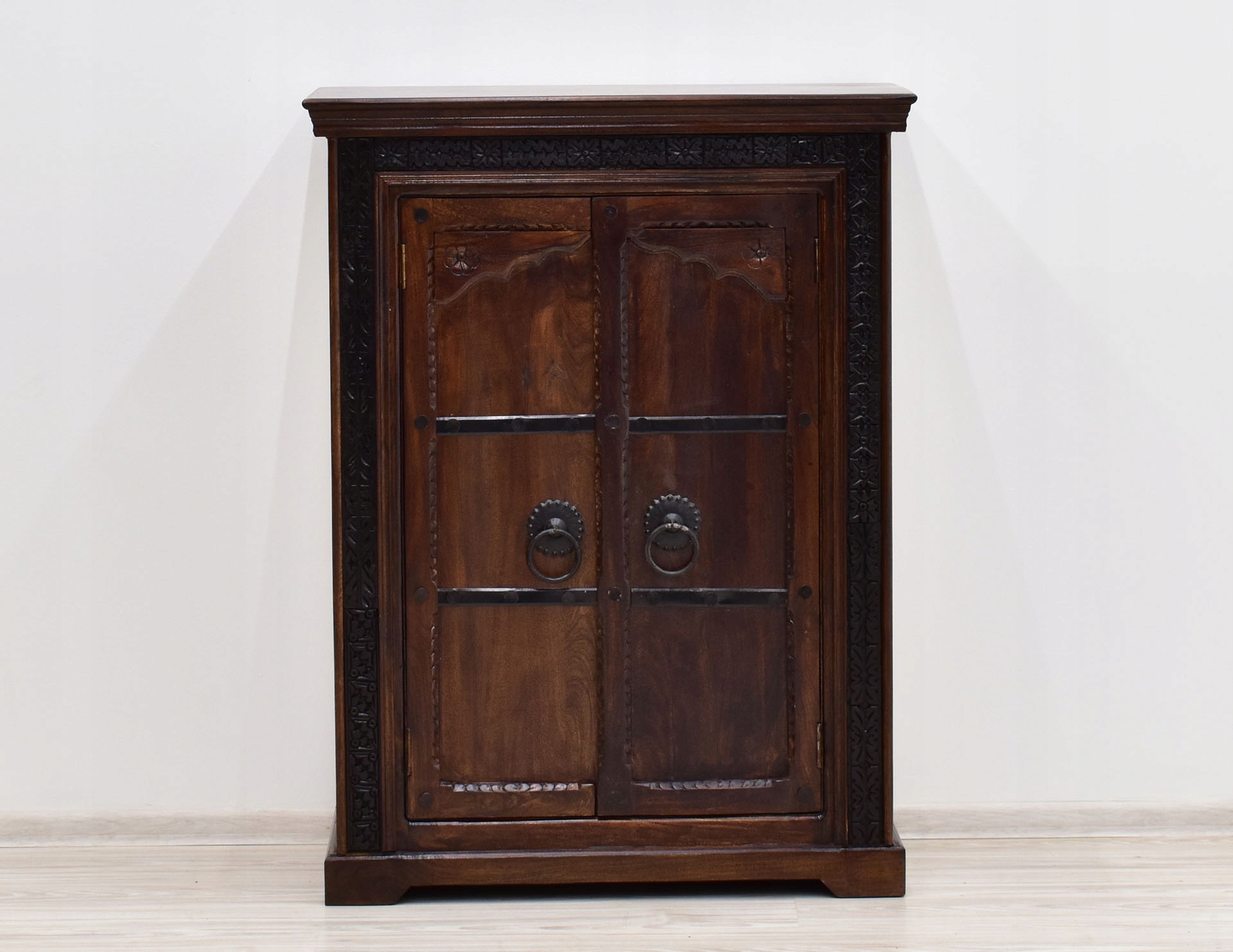 Komoda kolonialna drewno akacja indyjska rzeźbiona okucia ciemny brąz Marka Meble Świata