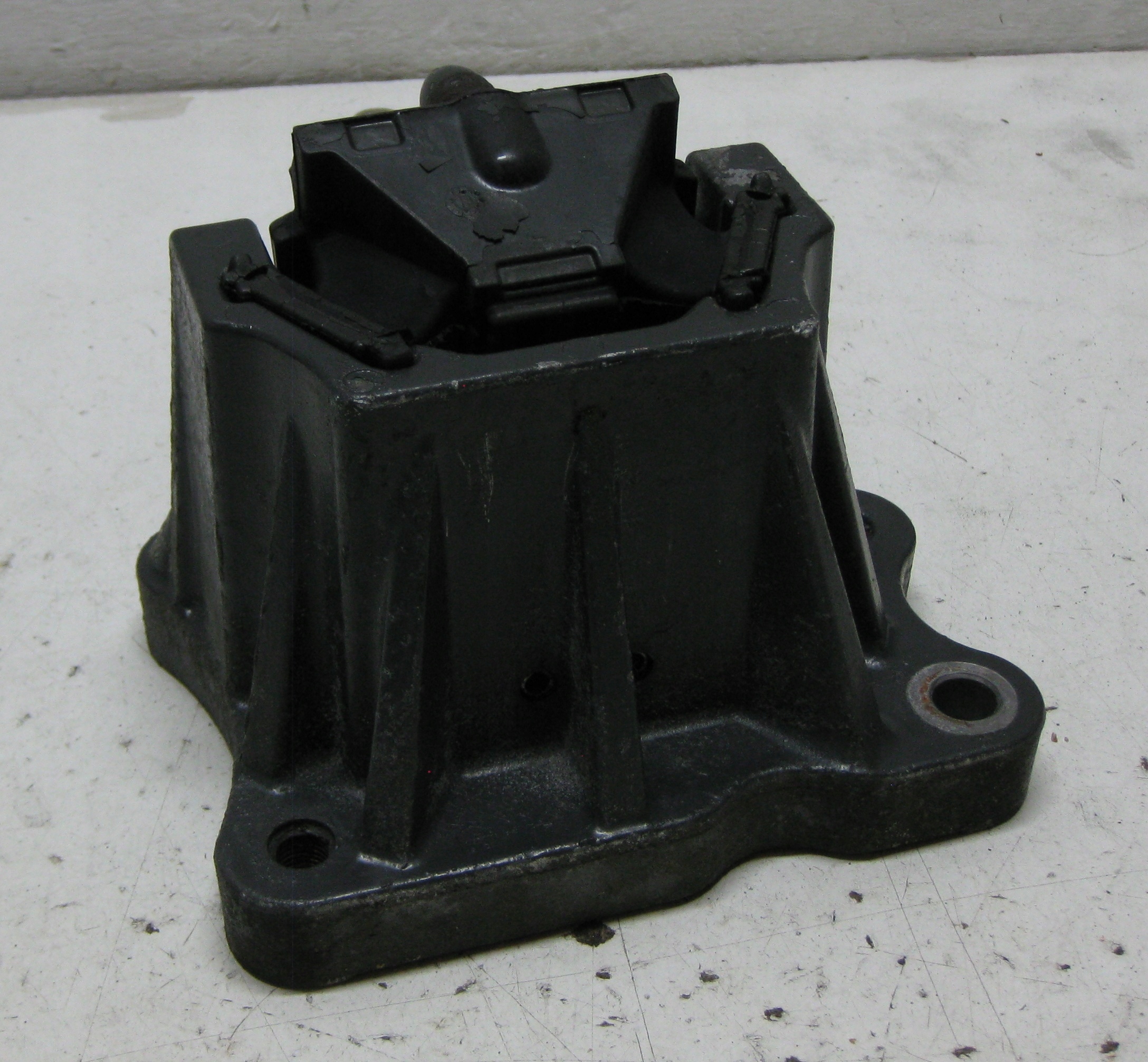 MERCEDES ATEGO 3 818 5.2D 18R engine mount left A9672413513