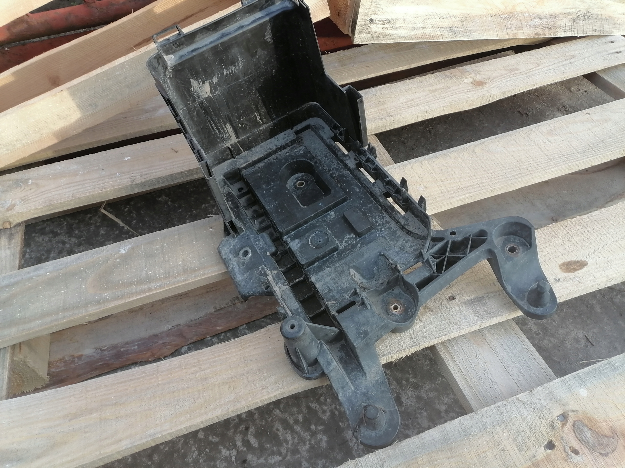 Grundlage AKUMULATORA VW JETTA V 1.6 1K0915333C