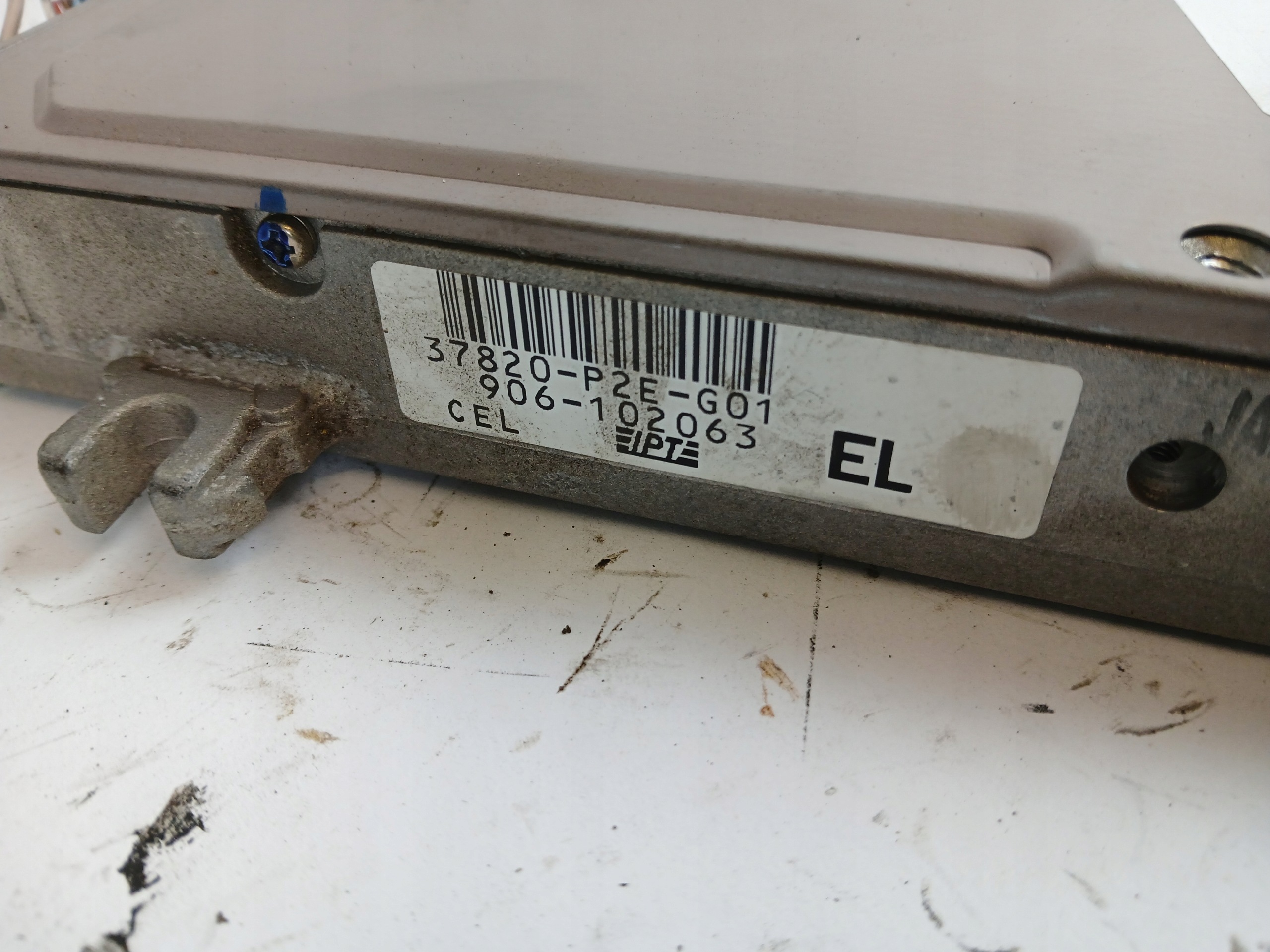 HONDA CIVIC VI 1.6 unité de commande électronique uce moteur 37820-P2E-G01