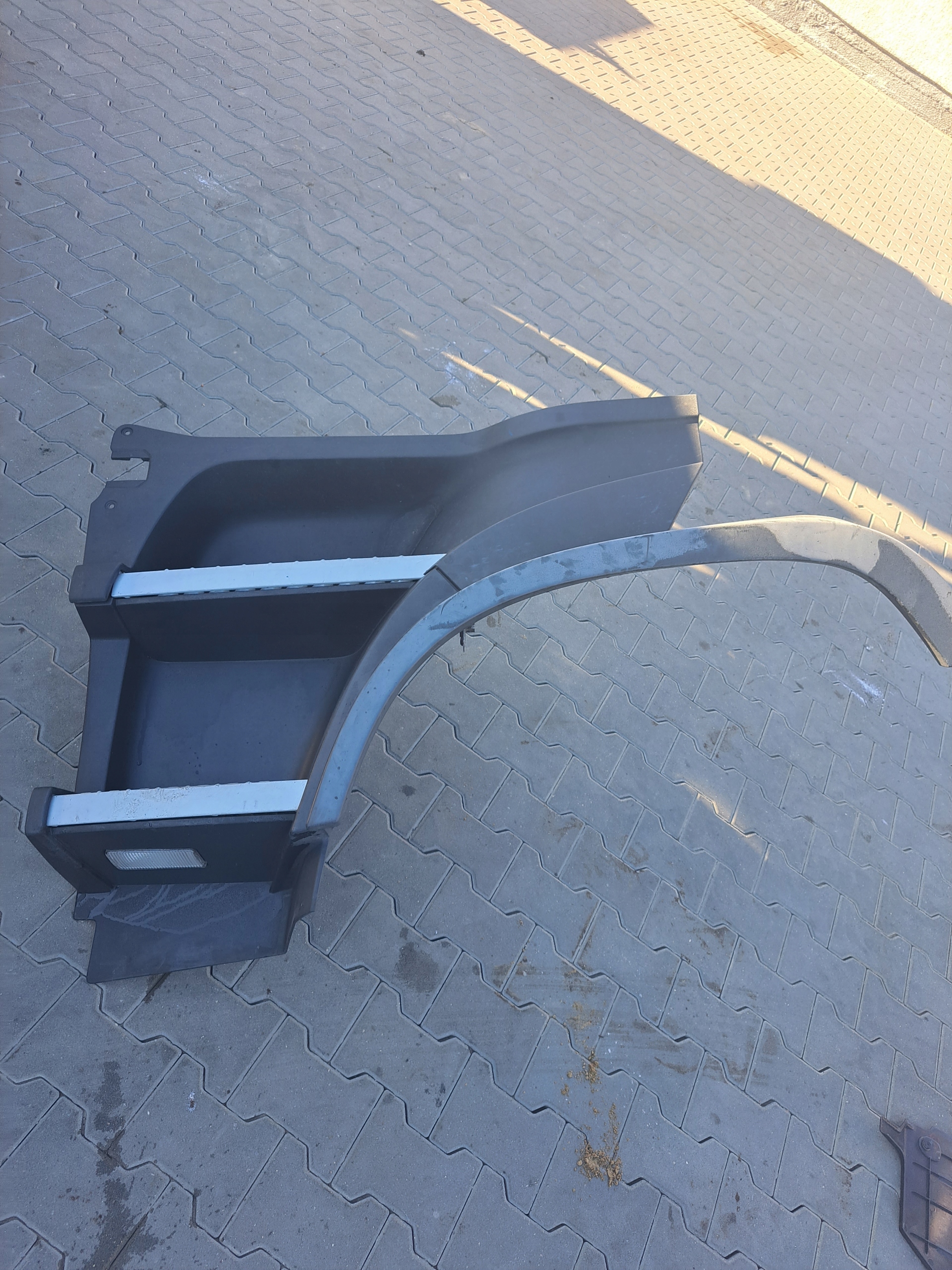 82819482 - СТУПІНЬ СХОДИНКИ ЛІВА СТІЙКА ОРИГІНАЛ VOLVO FH 4