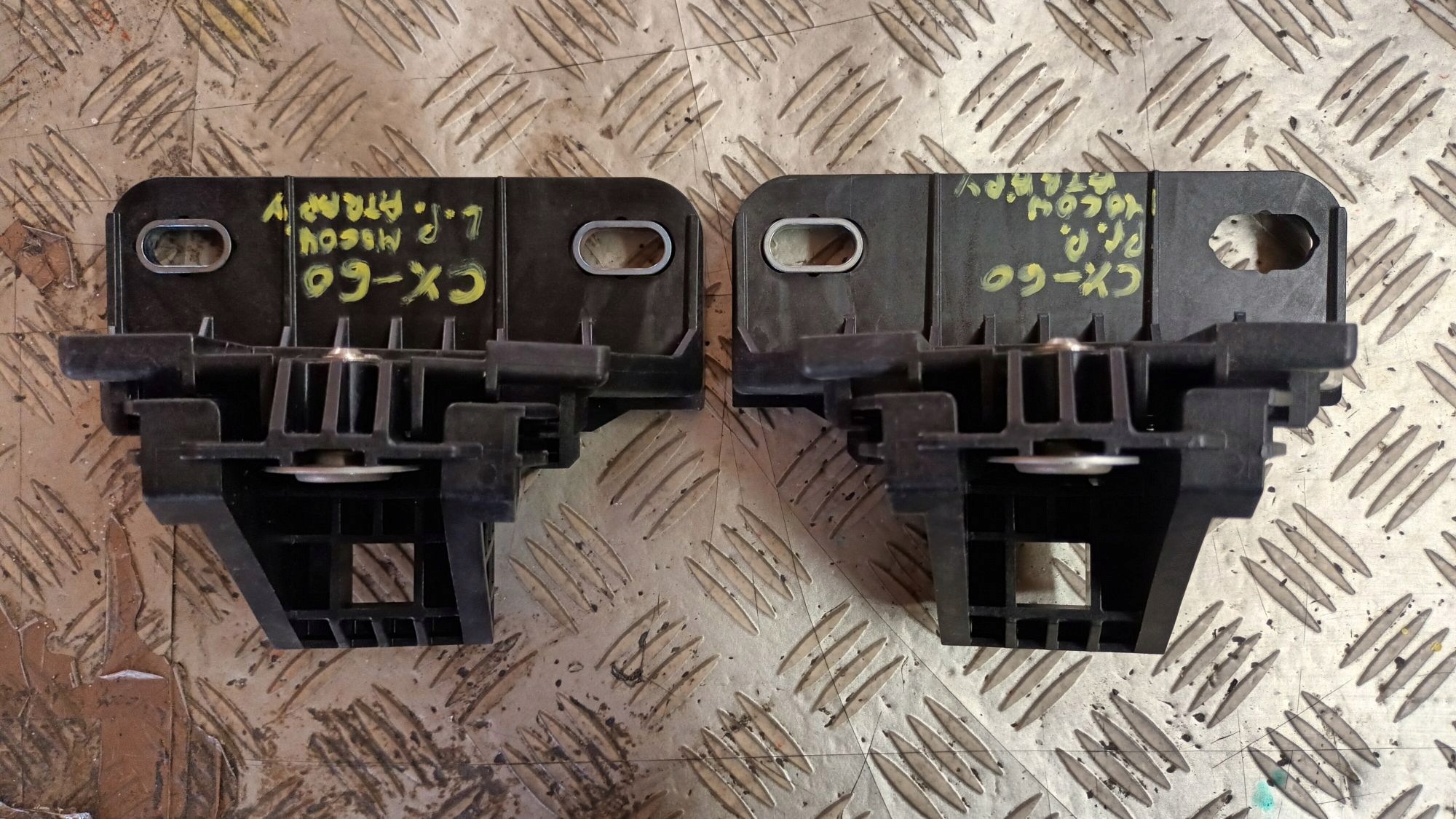 rechts oder links Halter Grill MAZDA CX-60 2022->