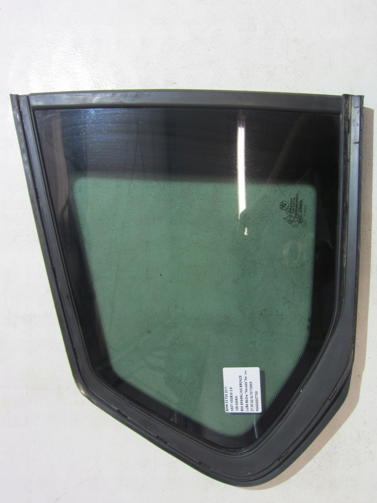 BMW F25 X3 боковое стекло кузова правое левое