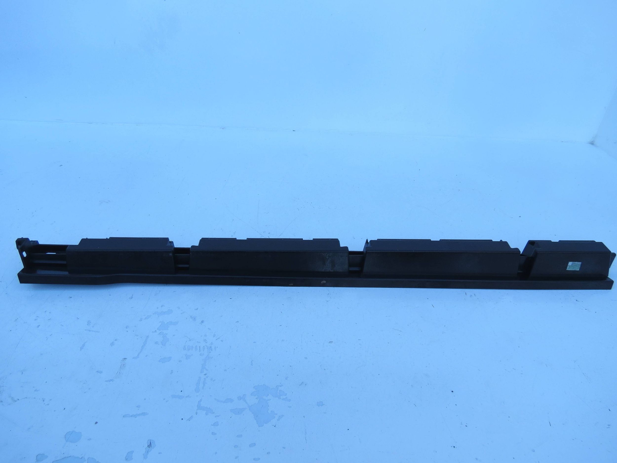 support holder of the threshold left rear part left front VOLVO S90 2.0 31386130 31386132