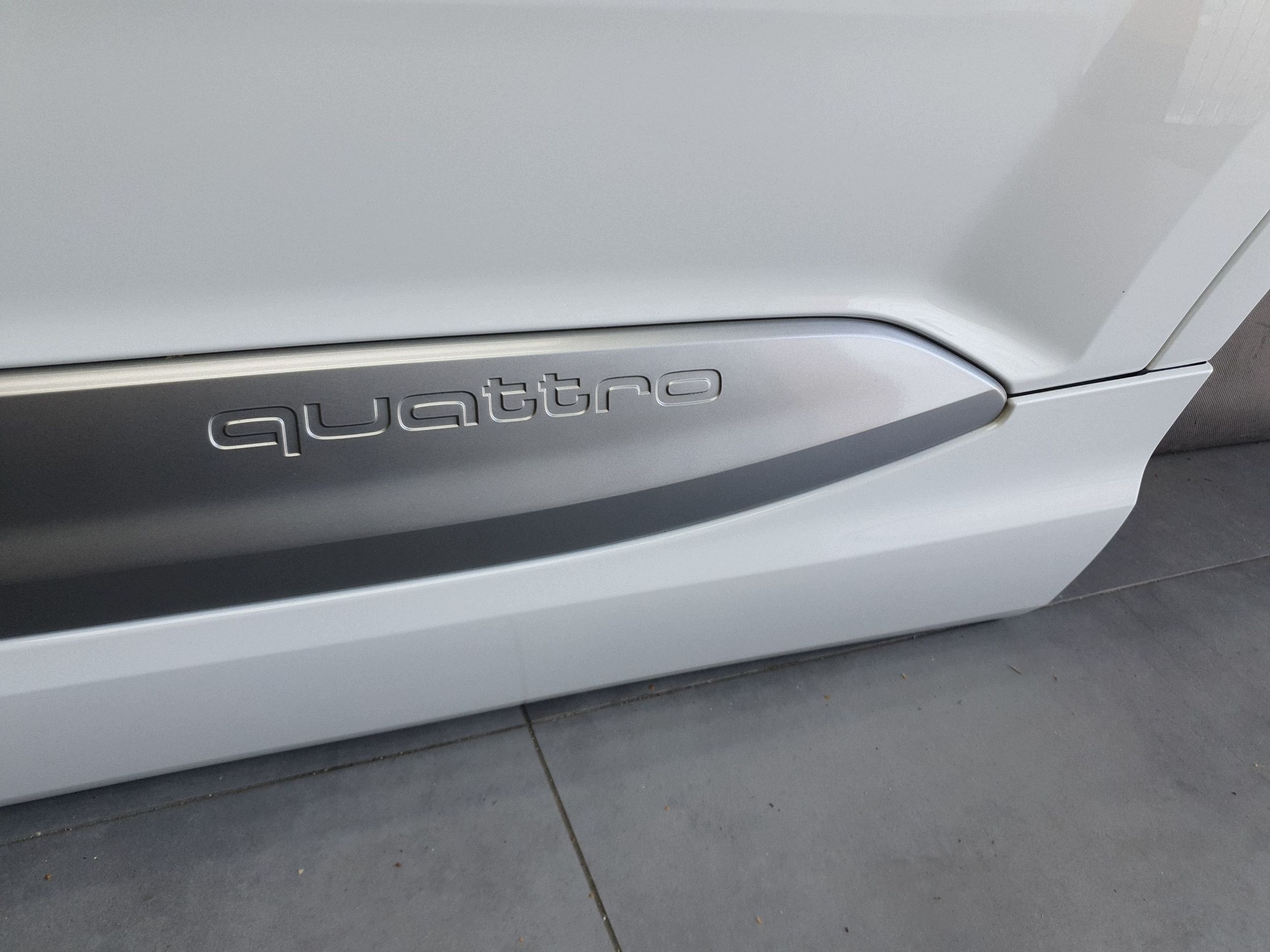 Audi Q7 4M door left rear part rear. ls9r 4M0833051E