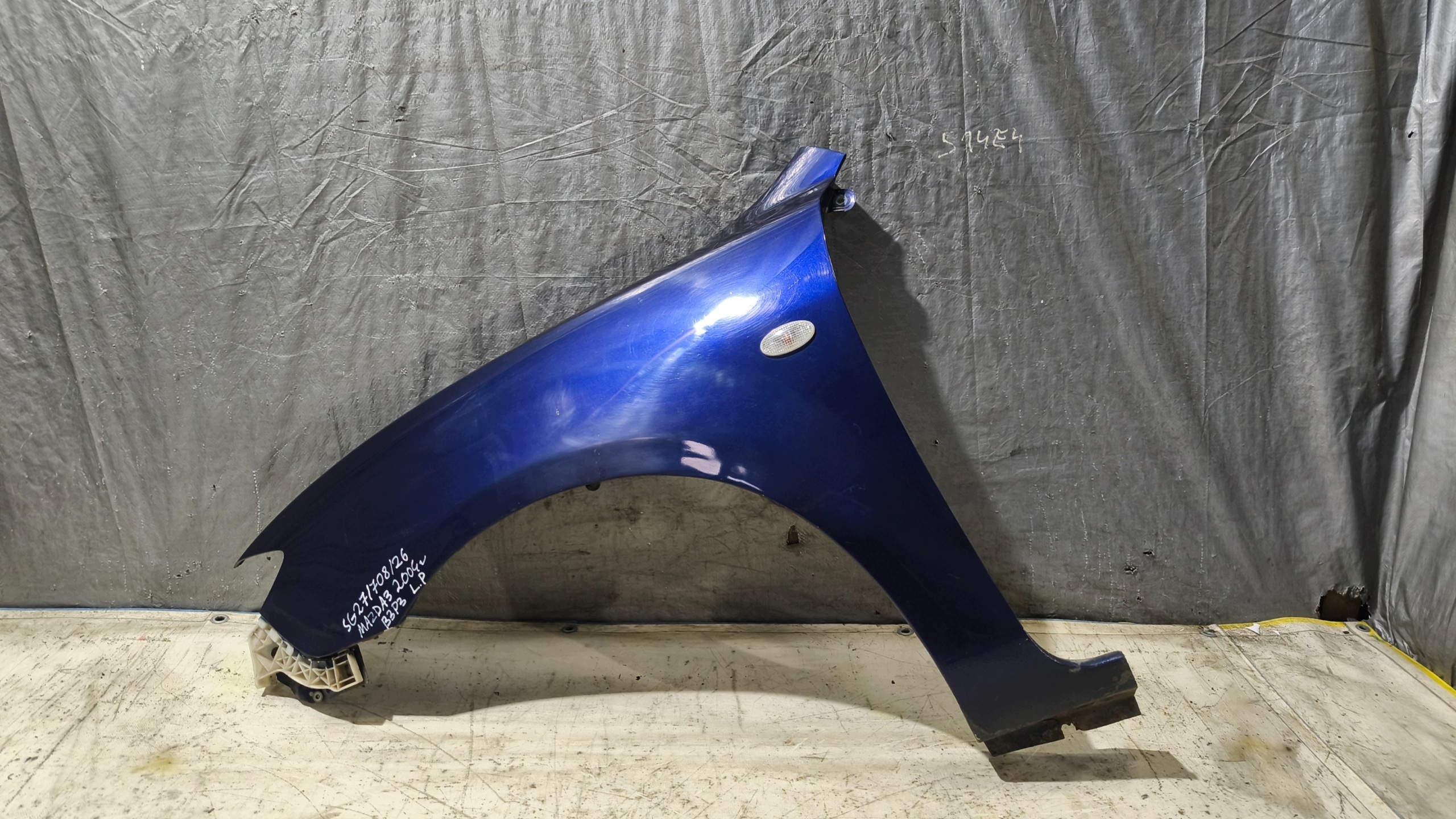 blatník levý předek MAZDA 3 HB 2004 r