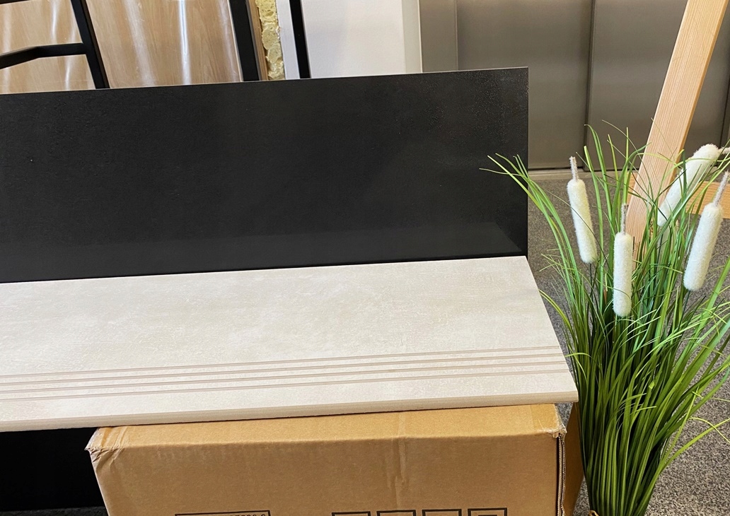 stopnice gres 30x120 + czarne podstopnice Marka Home Design