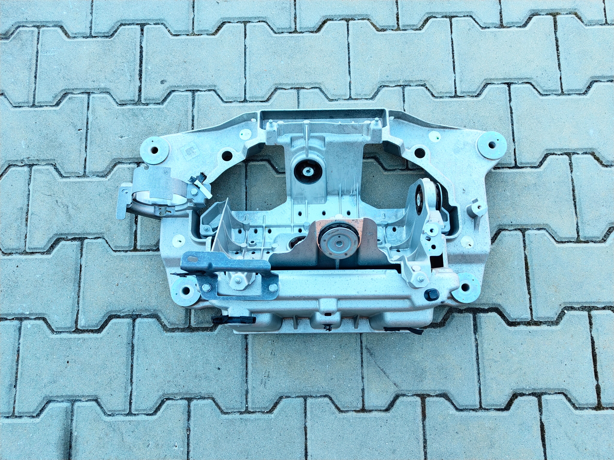 BMW i4 G26 кронштейн компрессора кондиционера 5A075D6