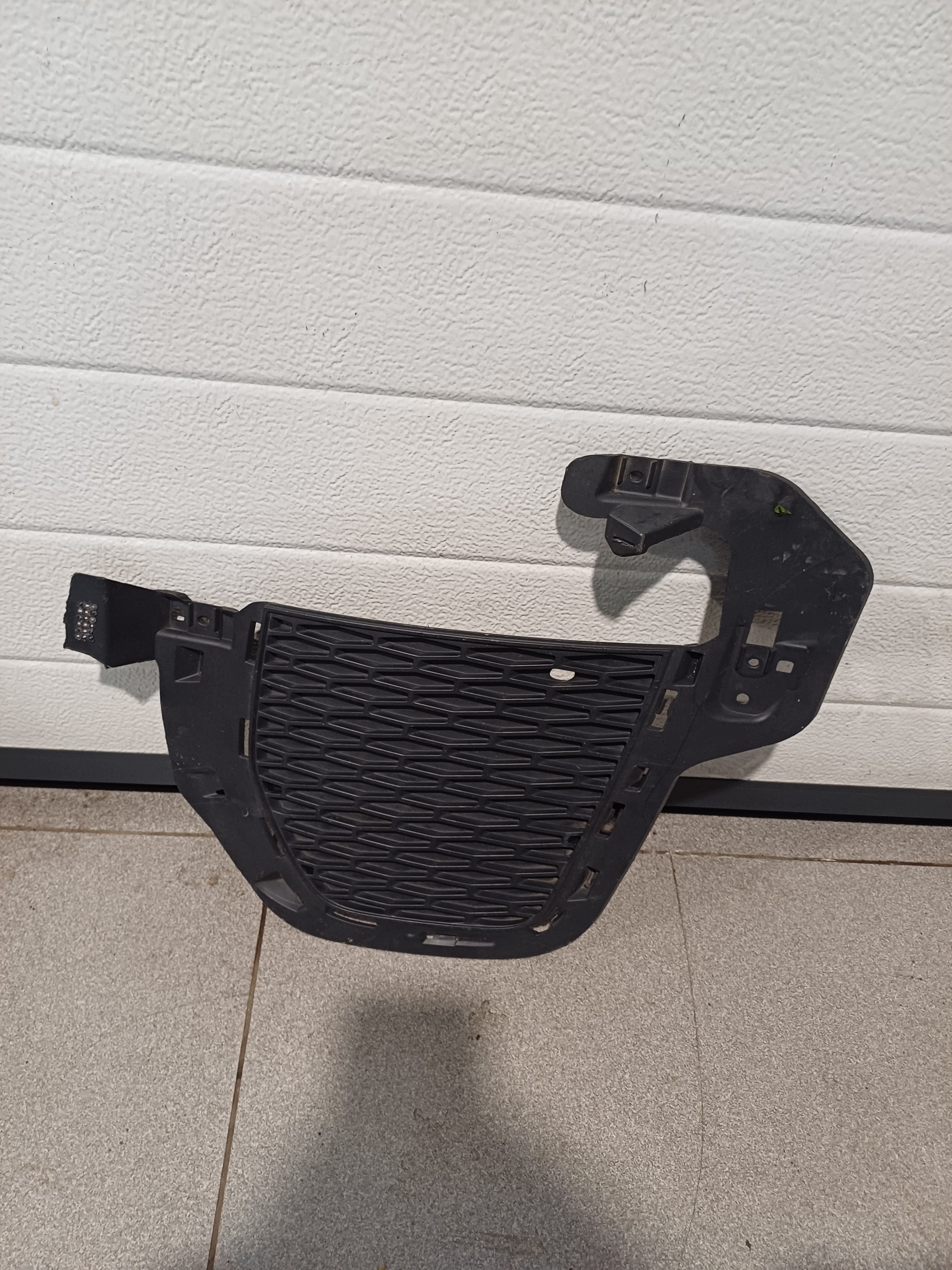 grid of a bumper left front front RANGE ROVER EVOQUE LIFT GJ32-15A299-B