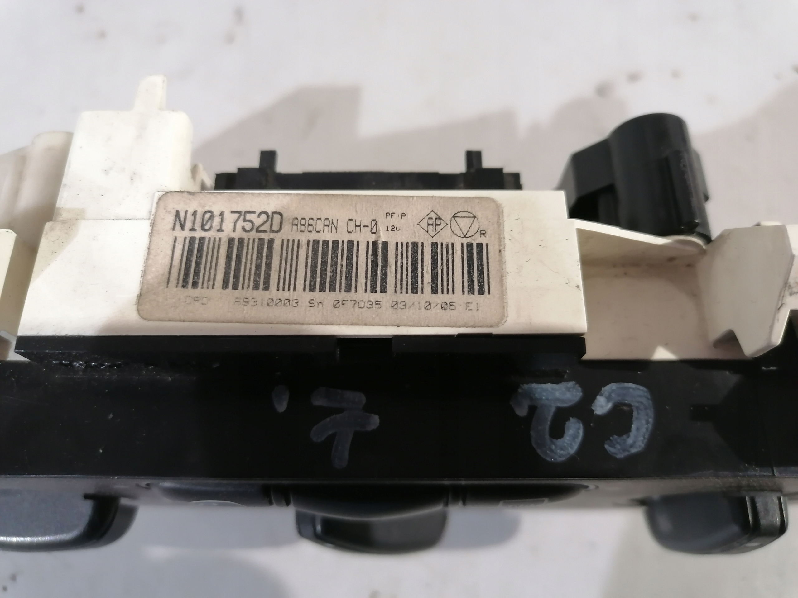 Citroen C2 and control panel air conditioning devices