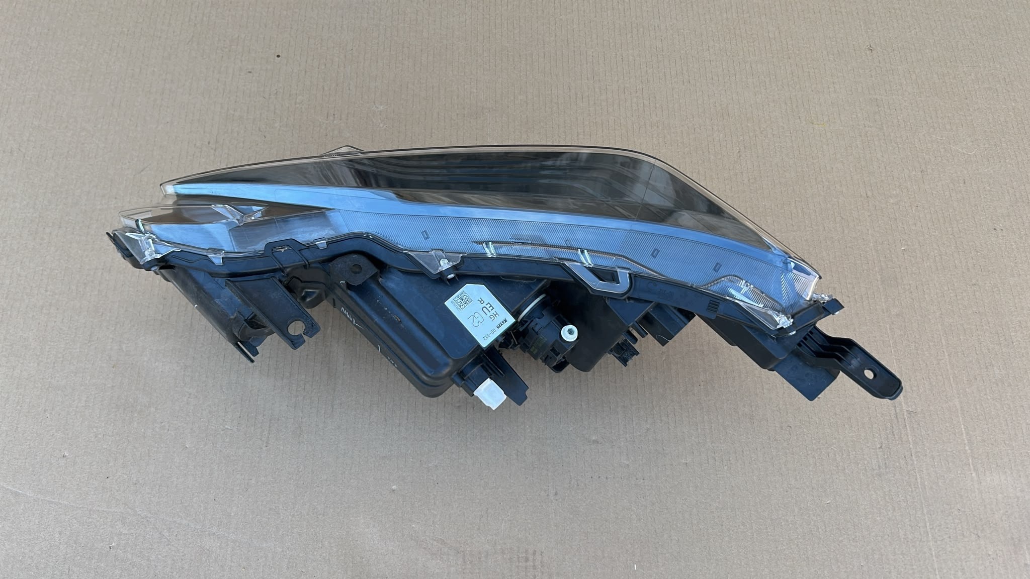 REFLEKTOR light left left front front TOYOTA YARIS CROSS 21