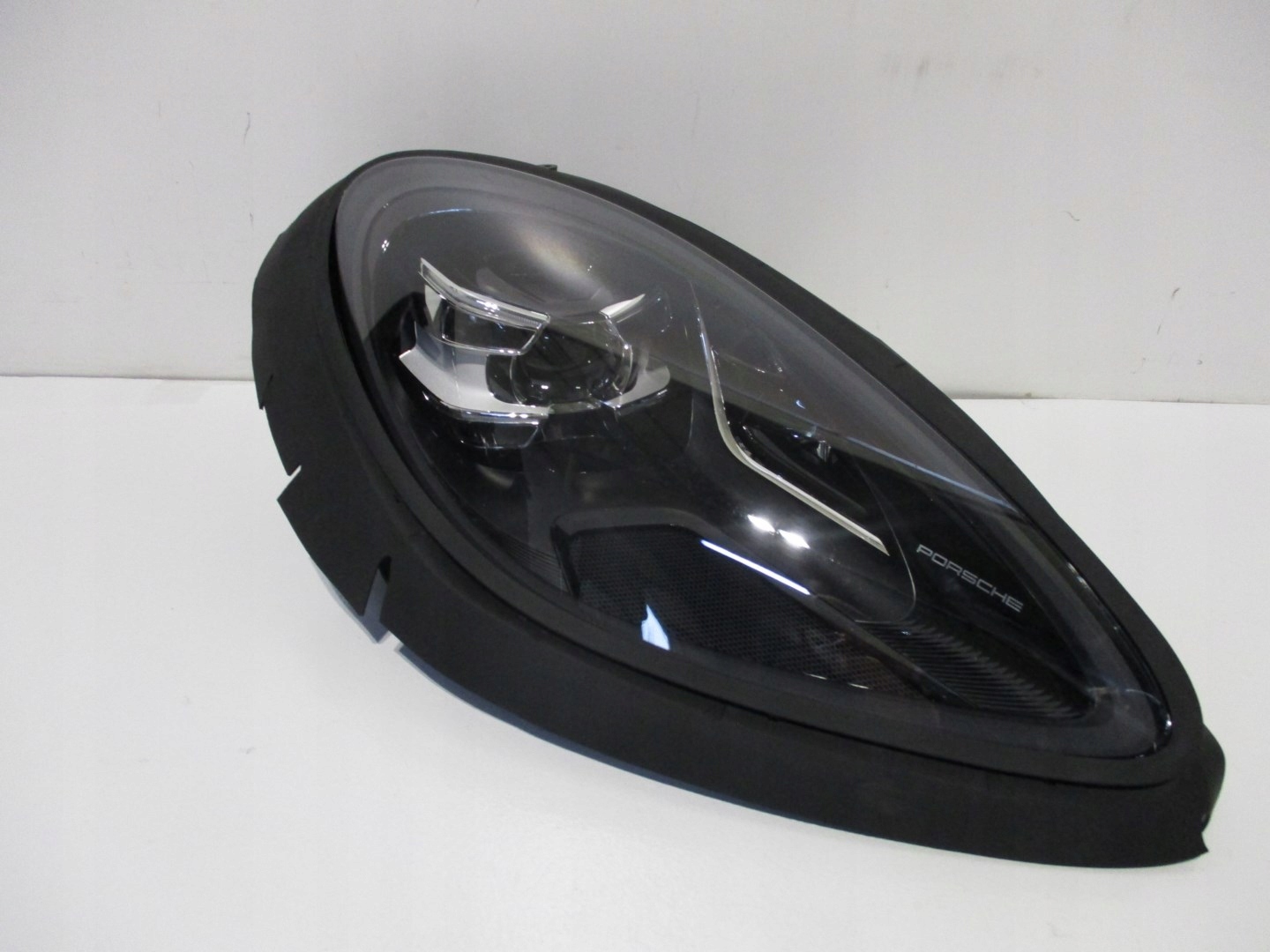 LAMPA PRAWA FULL LED MACAN 95B941010BB MATRIX