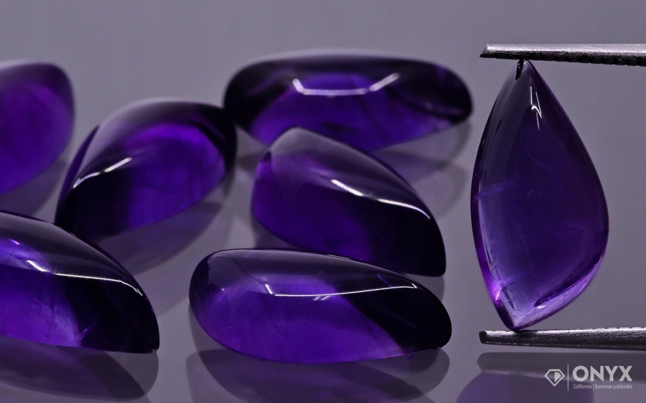 Ametyst A kabošon Pravý nepravidelný 15,5x8 mm