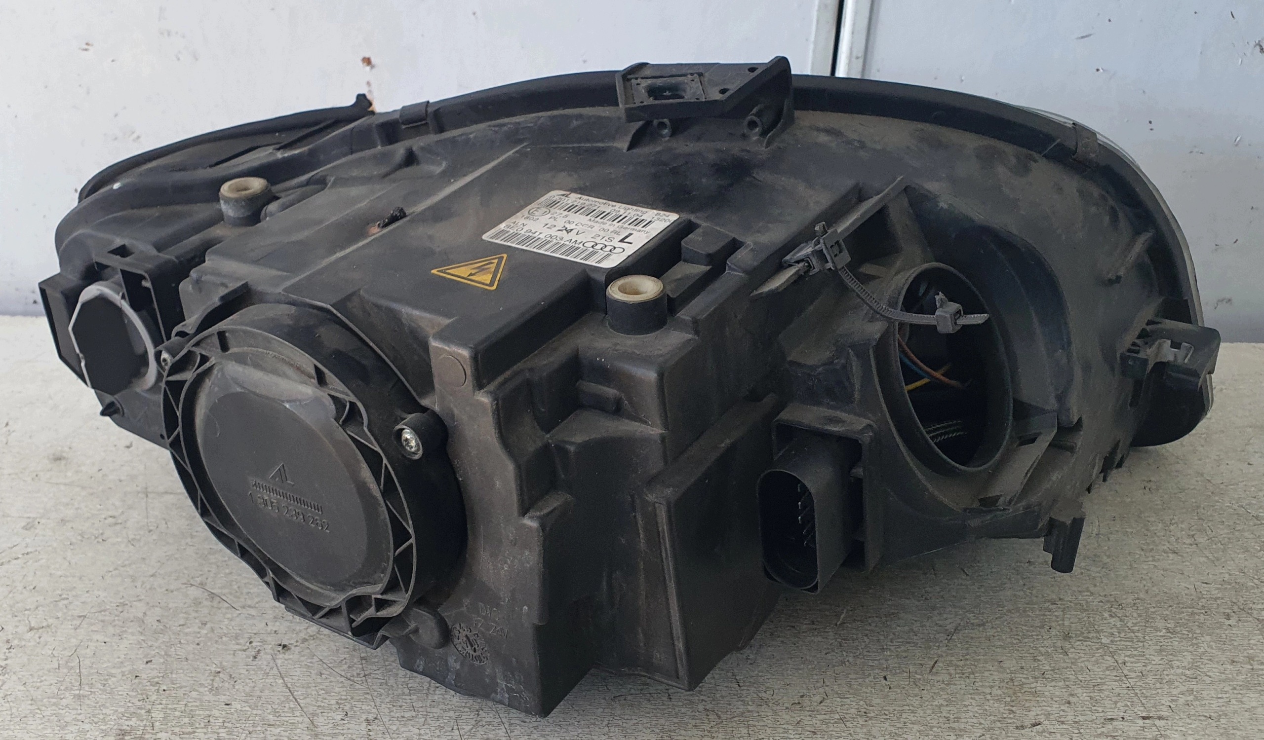 AUDI A4 B7 04-08 REFLEKTOR light left BIXENON original 8E0941003AM