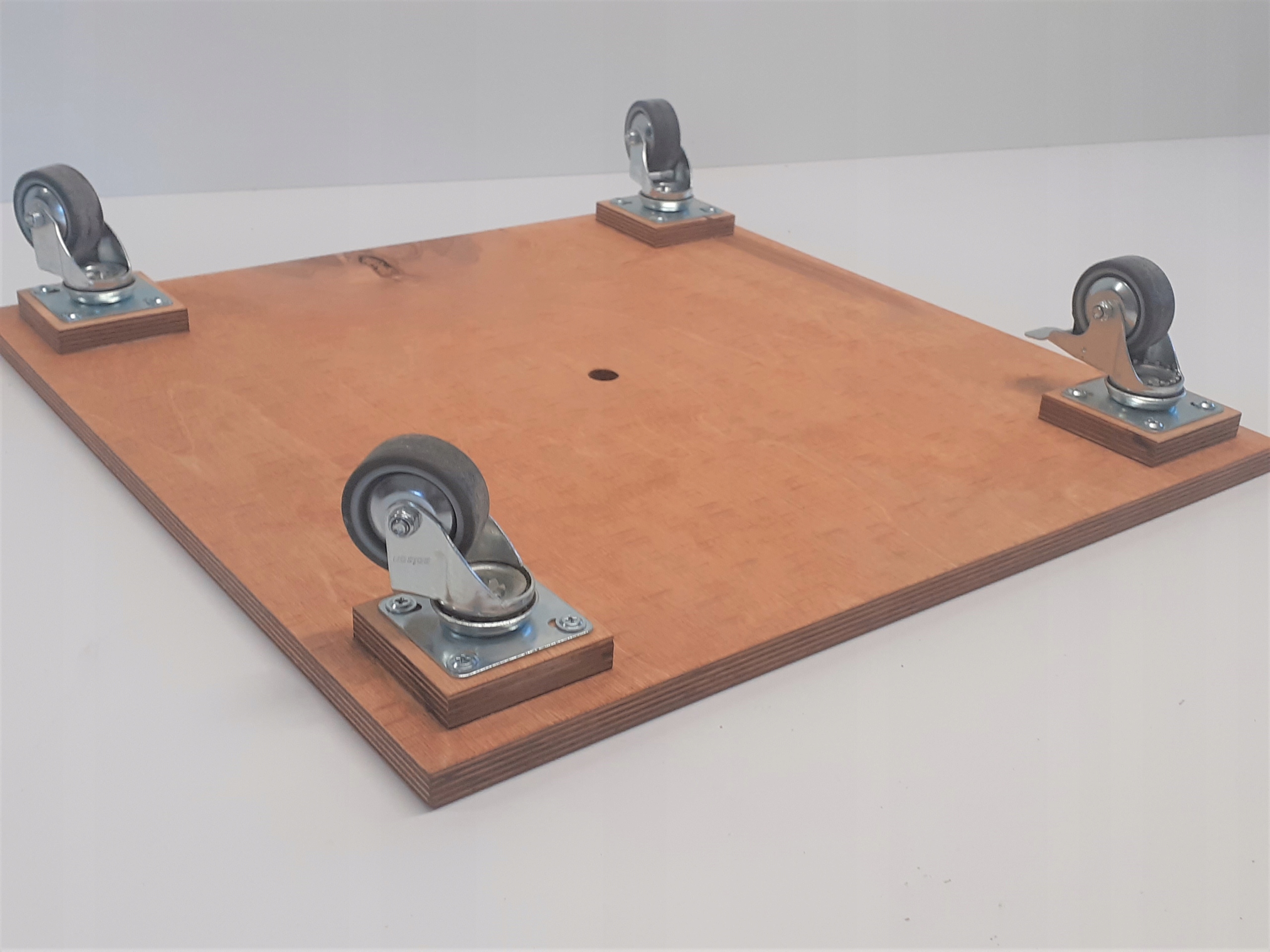 Podstawa na kółkach 50x50cm pod donicę Marka inna