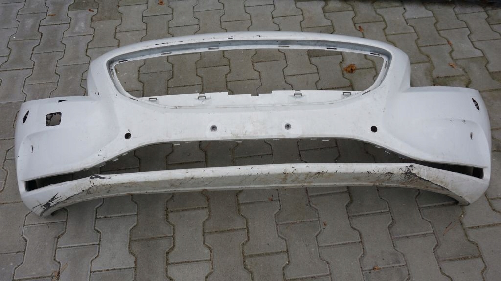 VOLVO V40 - front bumper front 6 PDC
