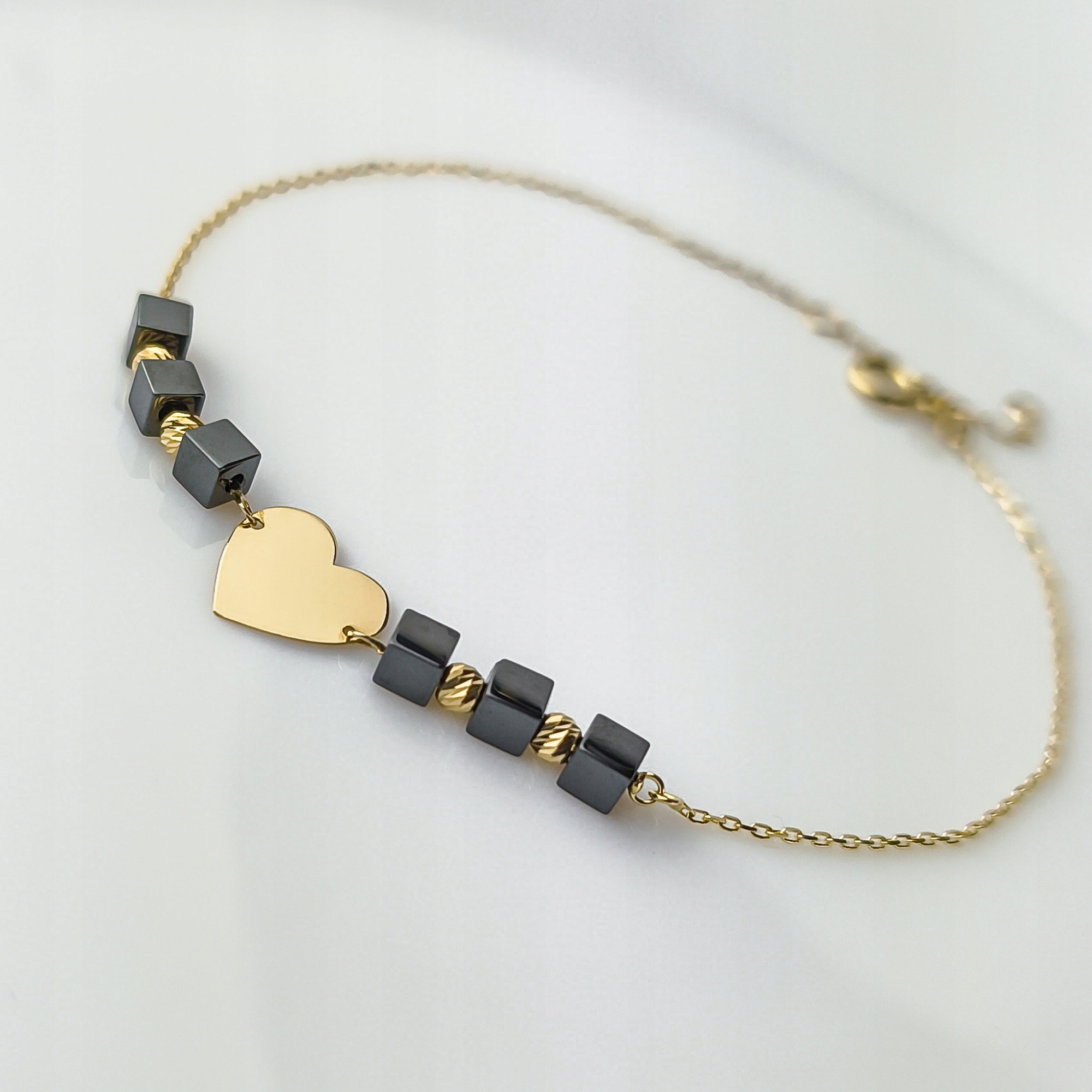 Zlatý náramek s onyxem a motivem srdce – možná gravírování – p.585