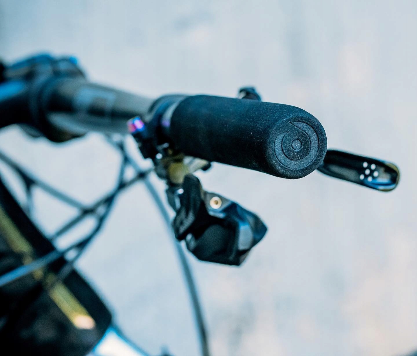 CHWYTY ROWEROWE GRIPY PIANKOWE MOMUM #1 LEKKIE 30M Długość 135 mm