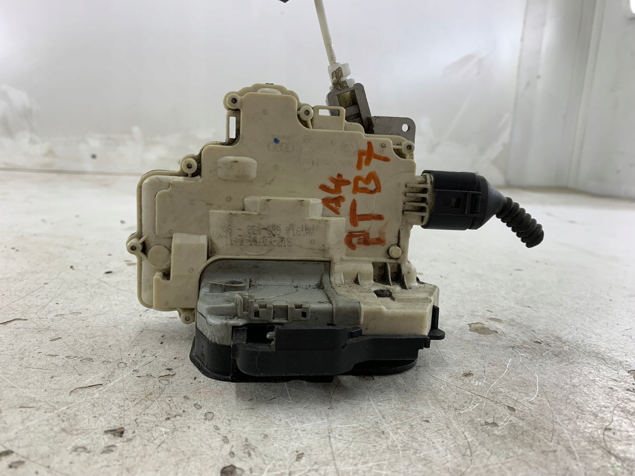 AUDI A4 B7 lock door right rear part 8E0839016AA