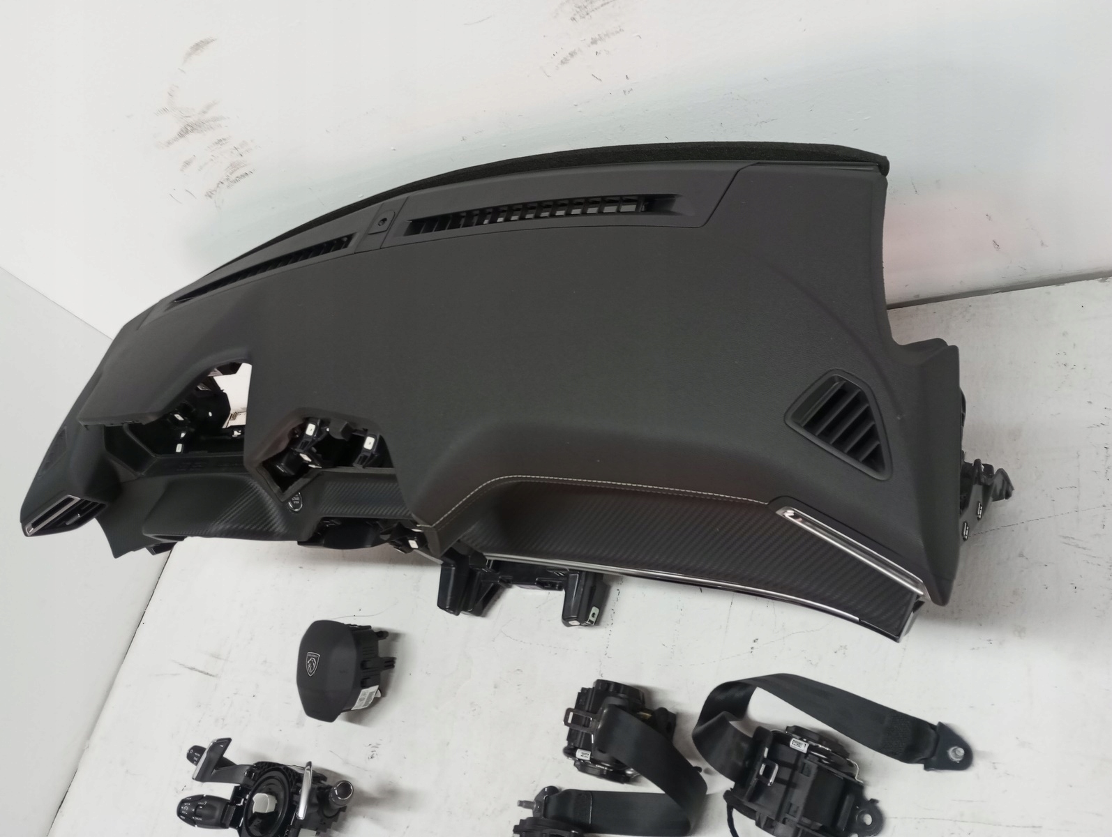 console dashboard PEUGEOT 2008 CARBON 23R green NIC