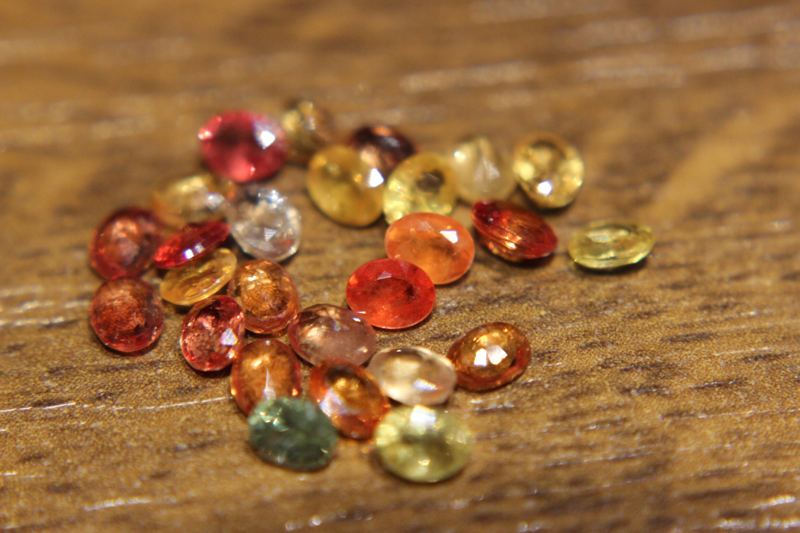 Safírové přírodní kameny 6.00ct 26ks