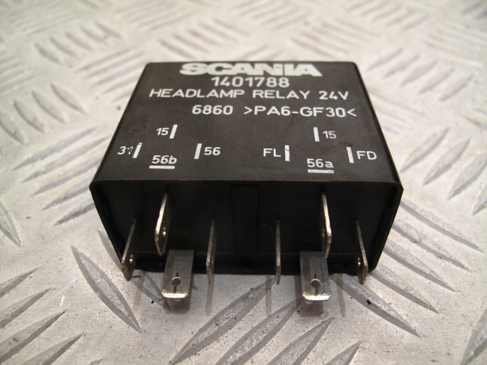 Реле скания. Реле скания. Скания 124 реле делителя. Скания л 124 реле дворников. 1504270 реле скания.