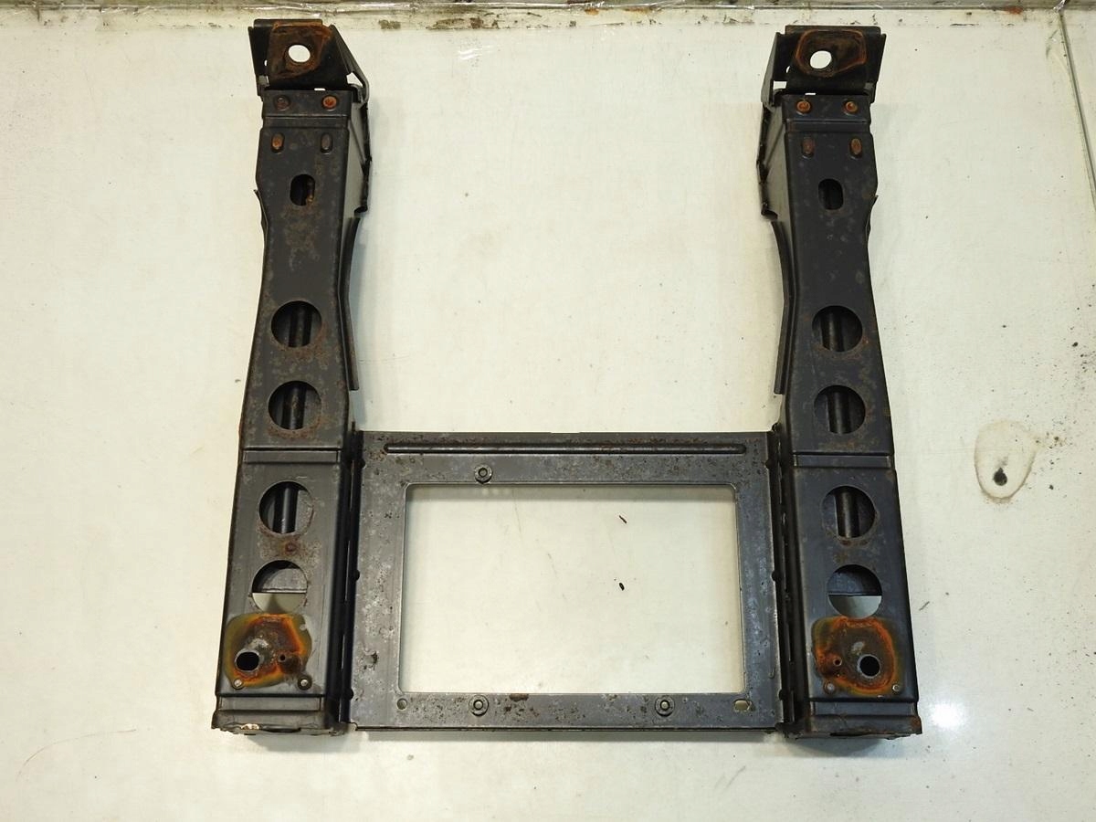 ПІДСТАВКА СИДІННЯ ПРАВИЙ ПЕРЕД VOLVO Xc90 I 08686879