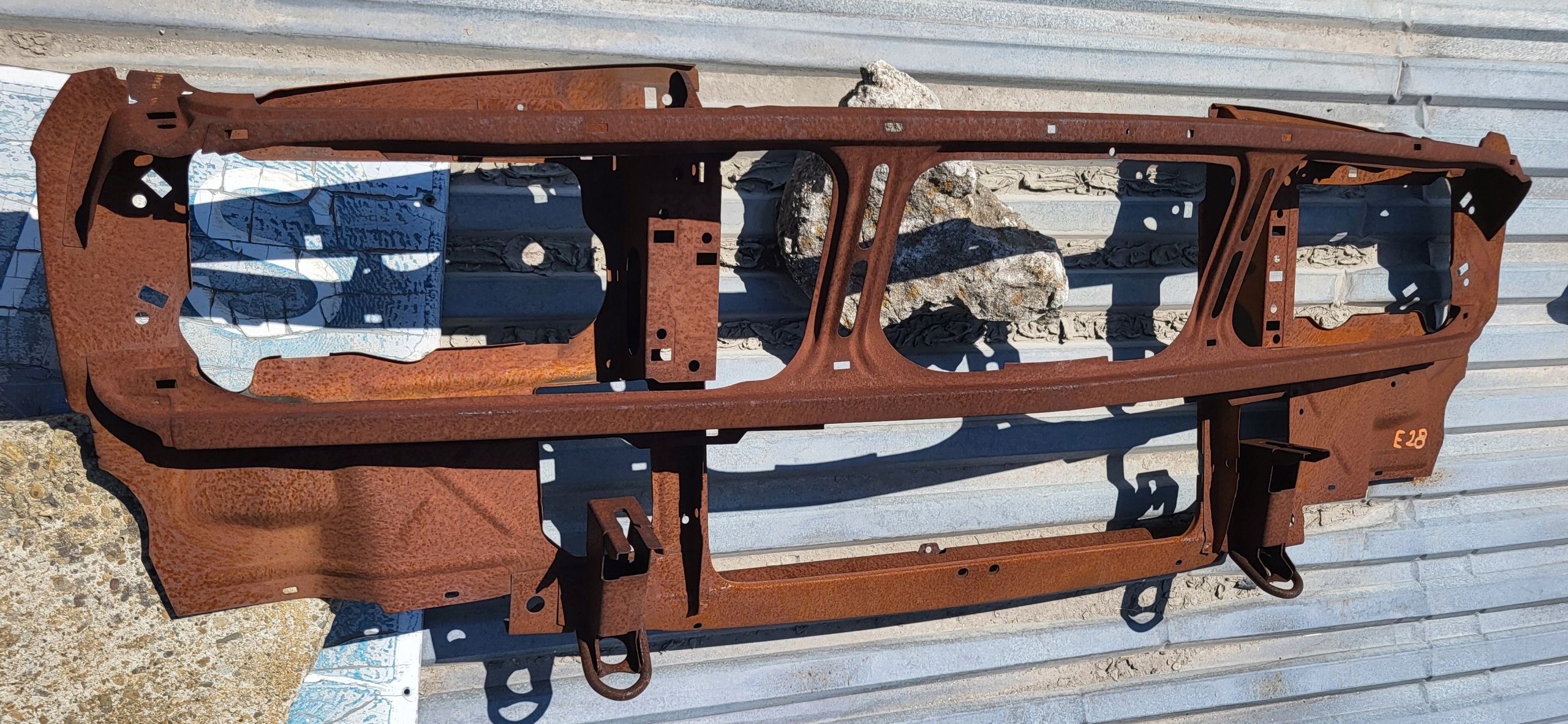 pillar iron supports front console holder of a bumper BMW 5 E28