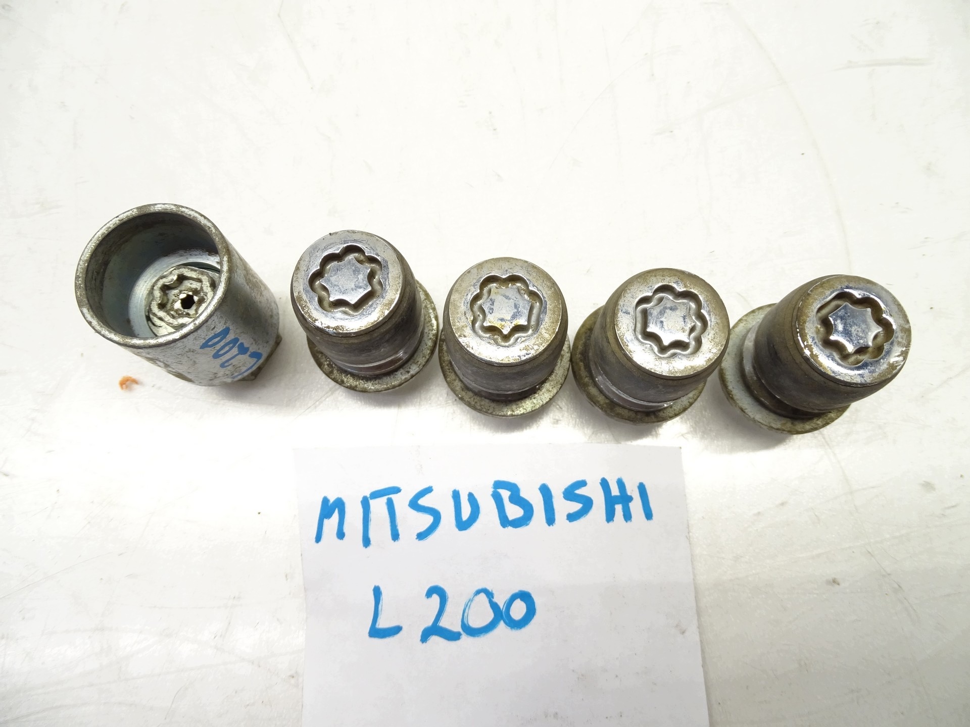 screws nuts ZLODZIEJKI MITSUBISHI L200