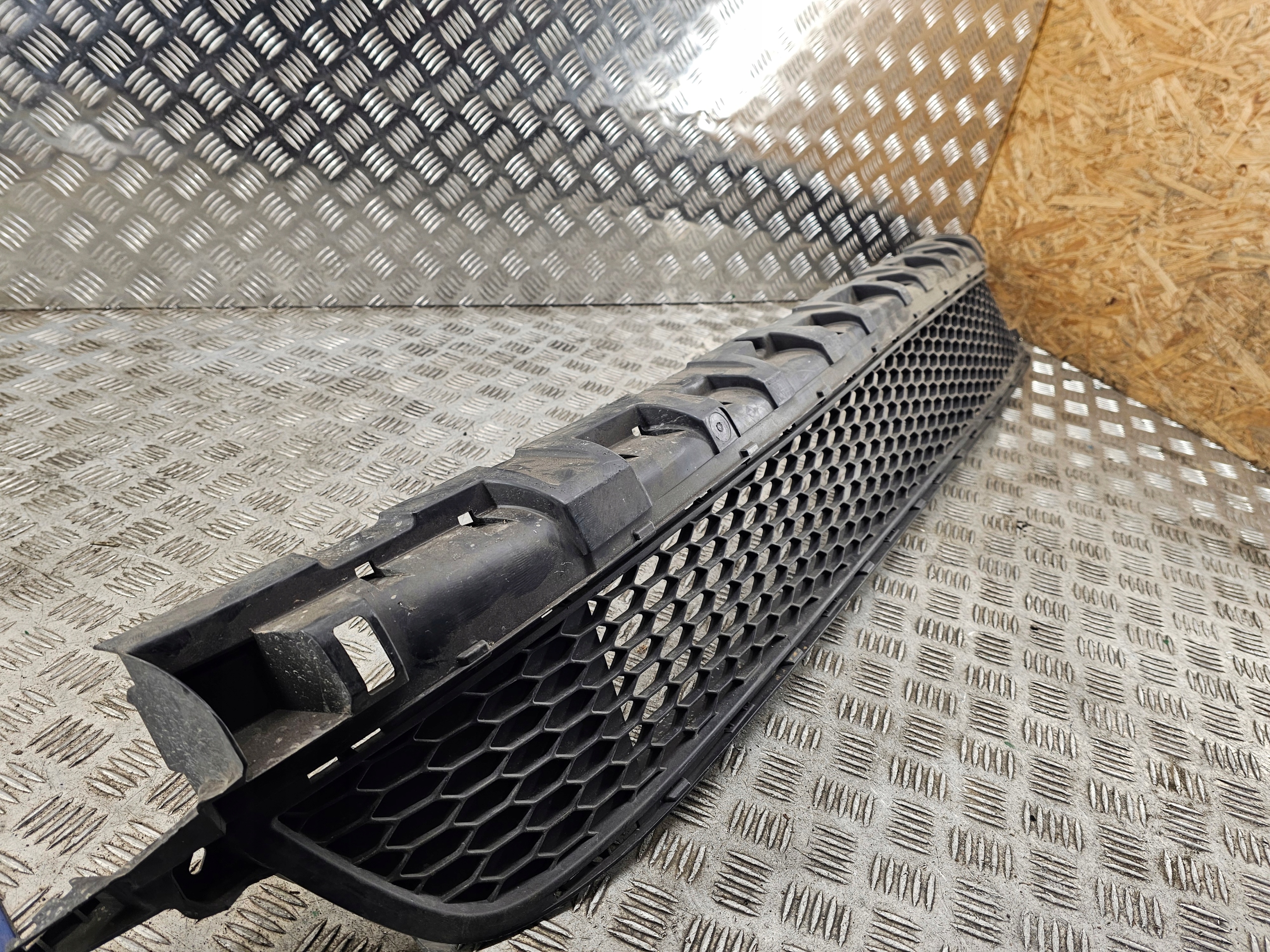 TRAFIC VIVARO III grid of a bumper central front 622544919R 14