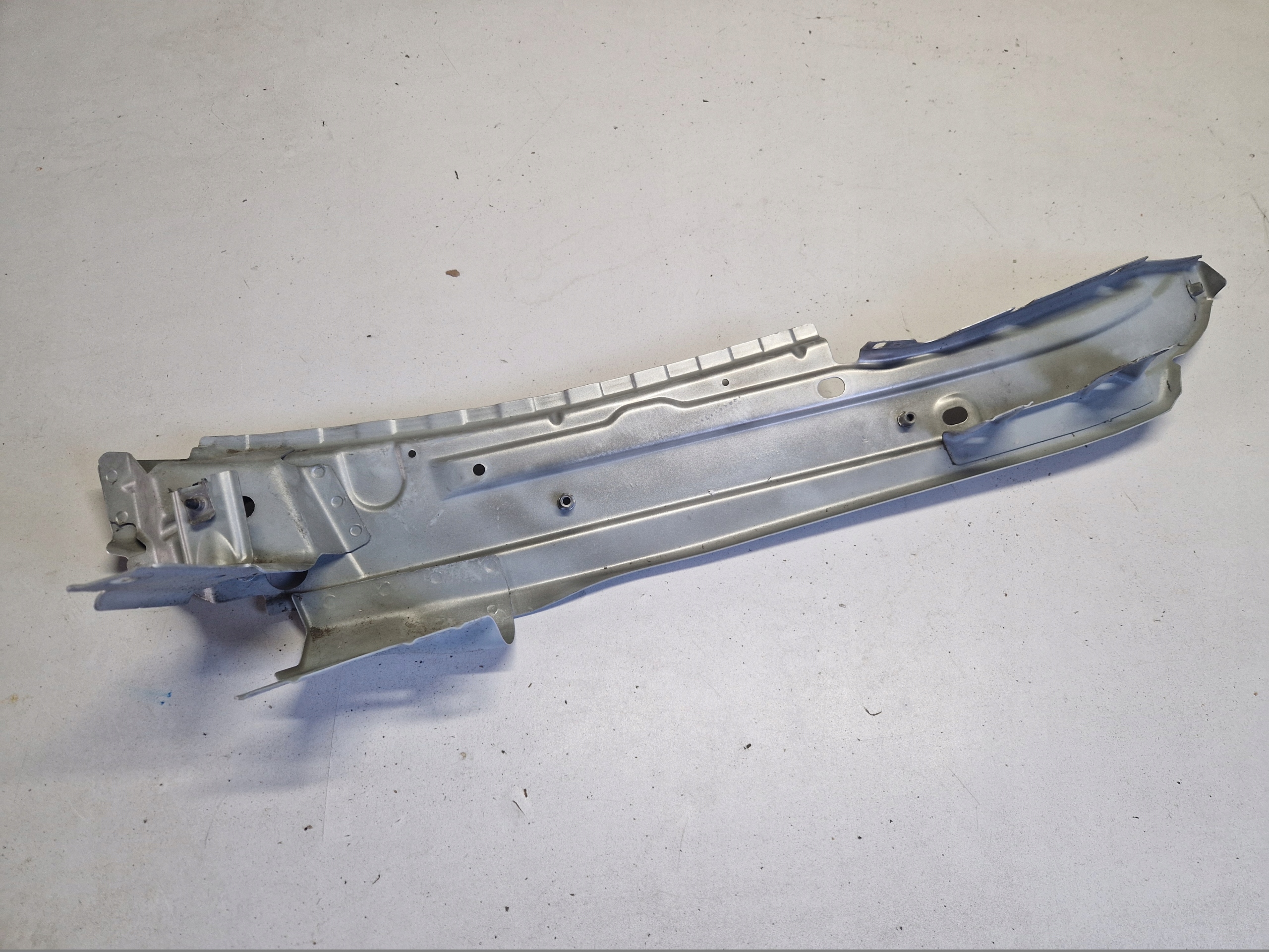 AUDI Q7 4L příčka blatníku pravé 4L0805176A