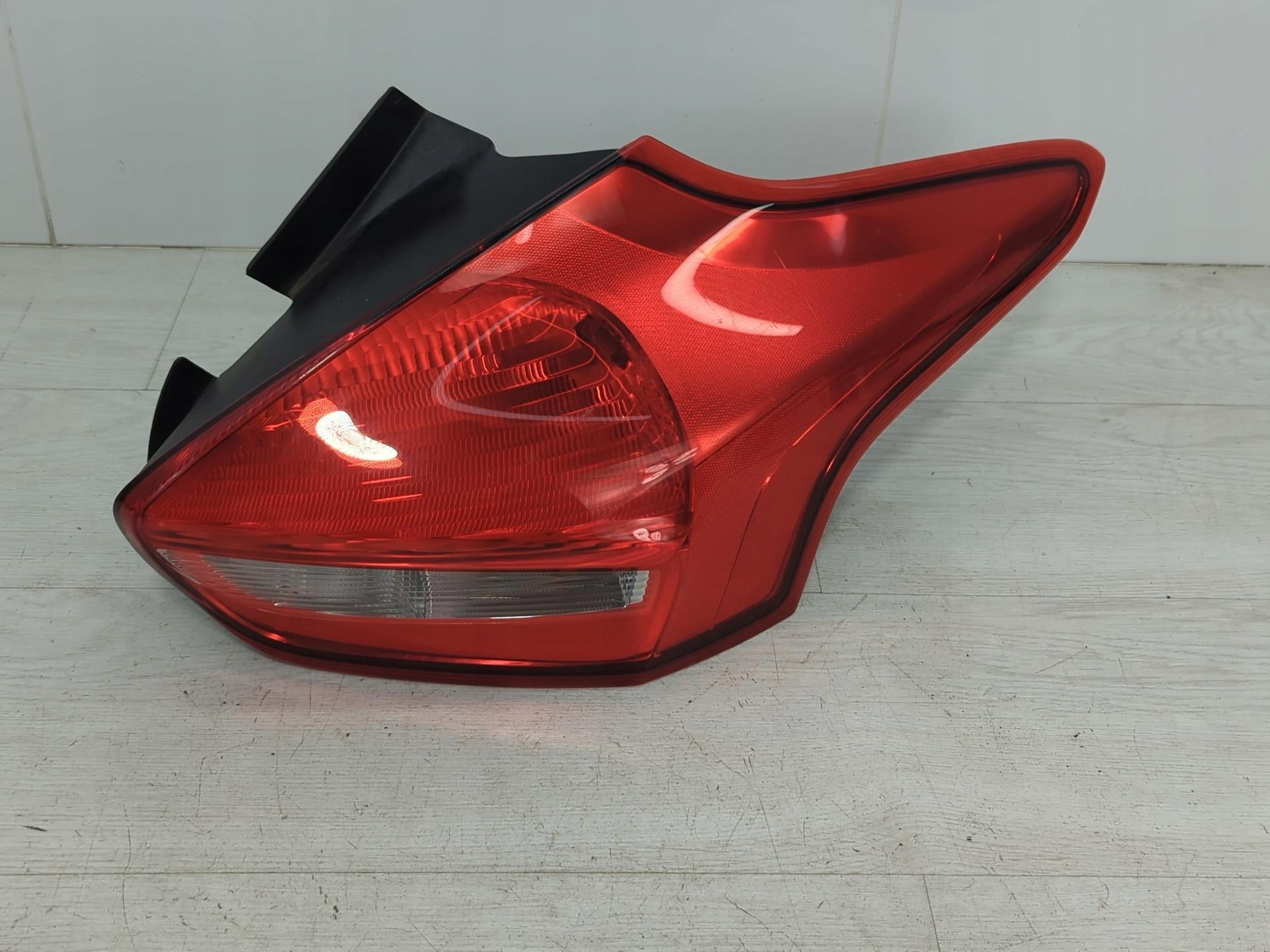 фонарь правый FORD Focus F1EB-13404-B