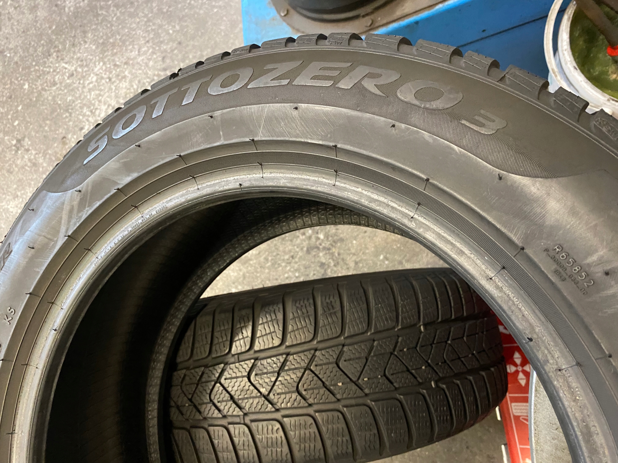 2 tyres winter 205/60R16 Pirelli SOTTOZERO 3 7mm