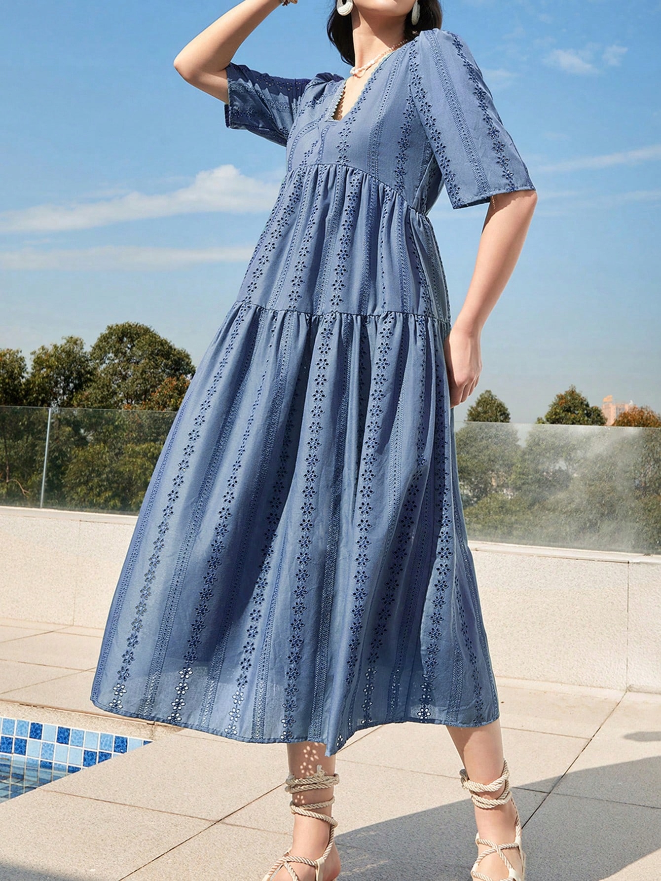 Šaty modré midi šaty Shein M s výšivkou a prolamovaným vzorem